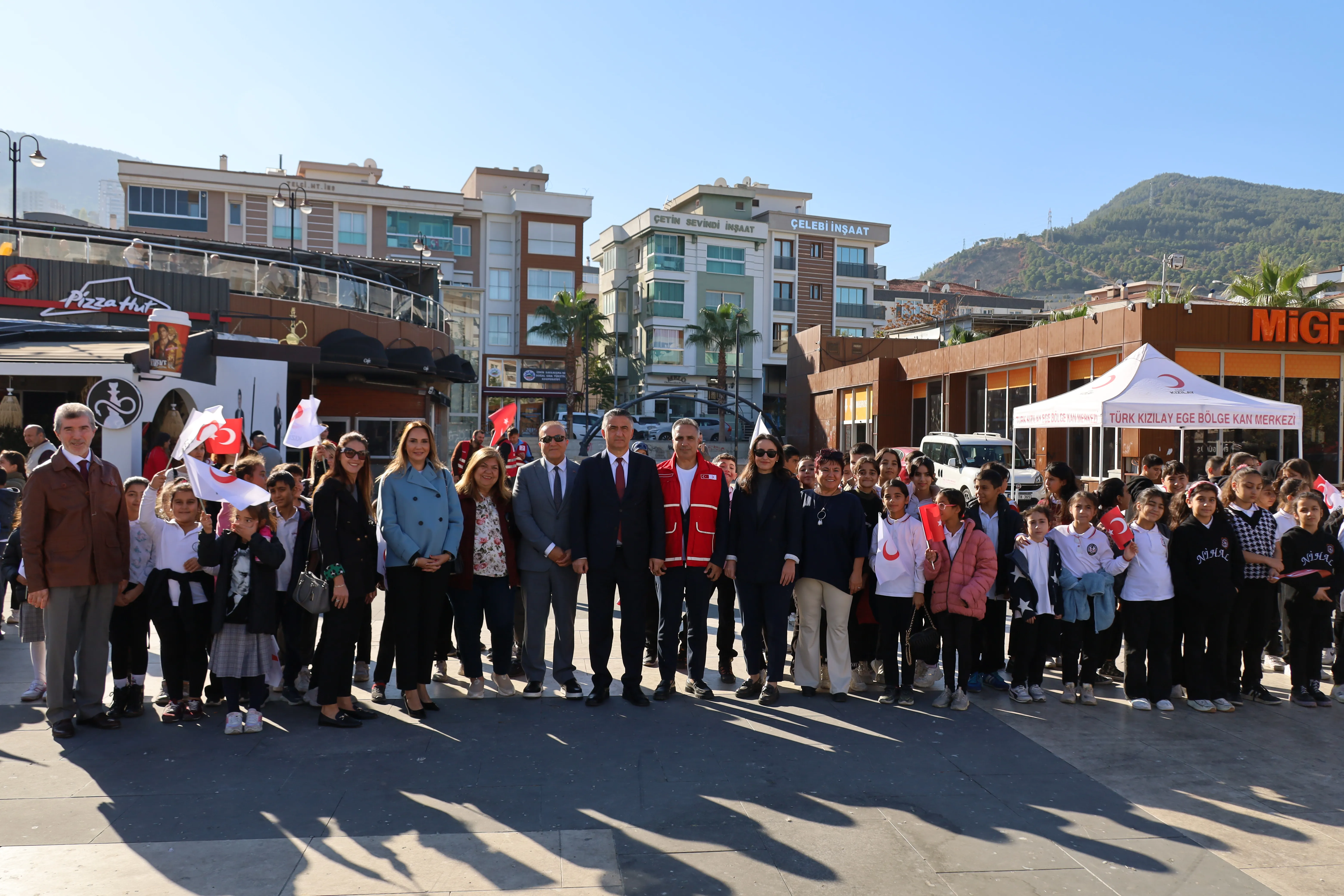 Narlıdere Demokrasi Meydanı'nda kurulan Kızılay Sokağı, 29 Ekim-4 Kasım tarihleri arasında öğrenci ve vatandaşlara Kızılay'ın çalışmaları ve kan bağışı kampanyası ile tanıtıldı.