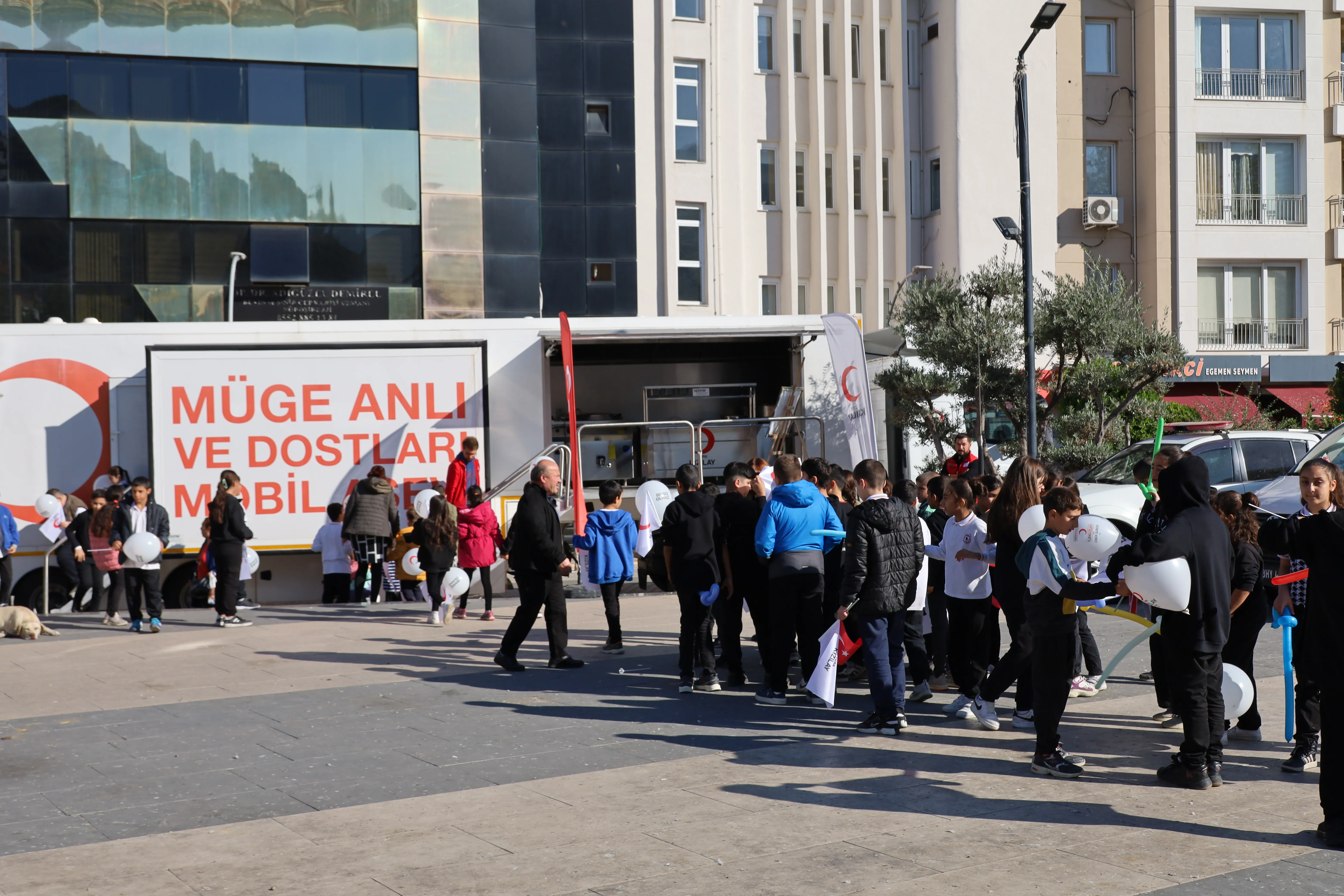 Narlıdere Demokrasi Meydanı'nda kurulan Kızılay Sokağı, 29 Ekim-4 Kasım tarihleri arasında öğrenci ve vatandaşlara Kızılay'ın çalışmaları ve kan bağışı kampanyası ile tanıtıldı.