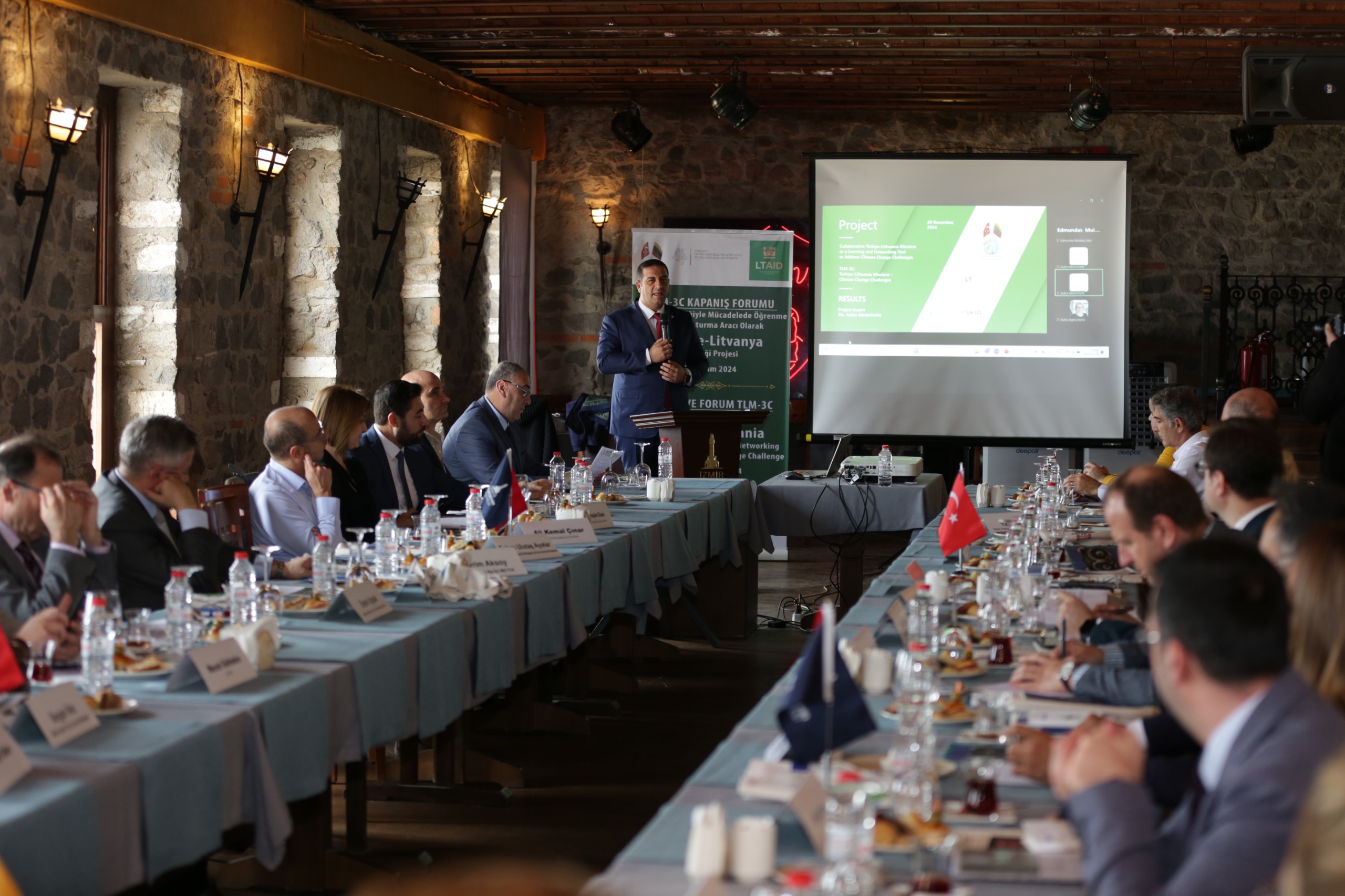 Narlıdere, iklim dostu bir kent olma yolunda büyük adımlar atıyor. Başkan Erman Uzun'un liderliğinde, belediye uluslararası iş birlikleriyle sürdürülebilir bir gelecek inşa ediyor.