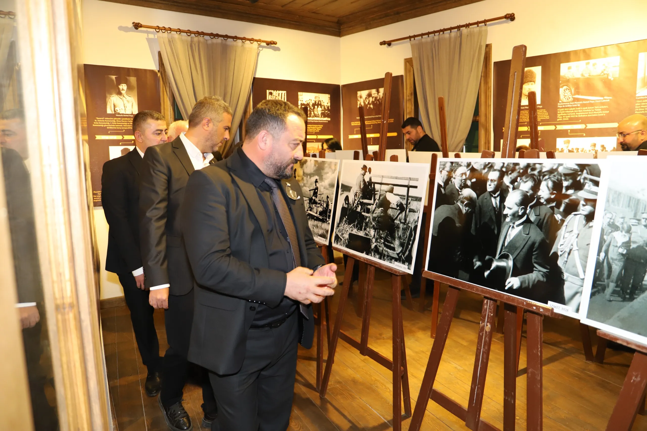 Atatürk'ün ölümünün 86. yıl dönümünde, Ödemiş Belediyesi ve ADD işbirliğiyle "Atatürk’lü Yıllar" fotoğraf sergisi açıldı. Sergiye katılım büyük ilgi gördü.