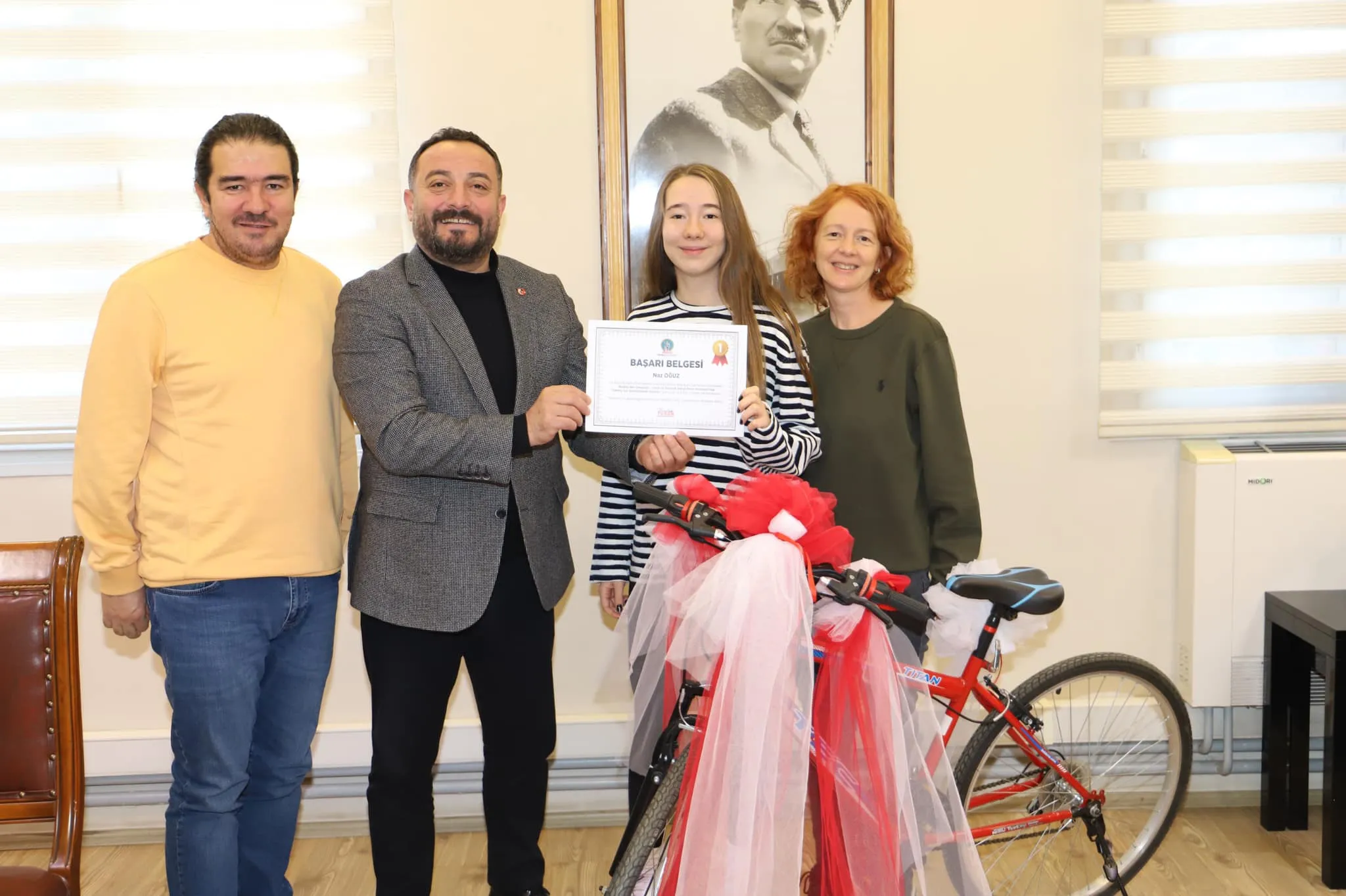 Ödemiş'in geleceği için umut veren bir haber! "Başkan Ben Olsaydım" yarışmasında öğrencilerin sunduğu yaratıcı projeler, Ödemiş'i daha yeşil ve temiz bir şehir haline getirme hedefiyle adımlar atıldı.