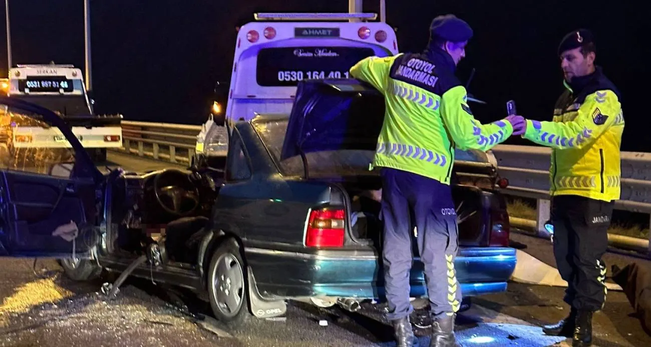 Otomobil kağıt gibi ezildi: 2 ölü, 1 yaralı