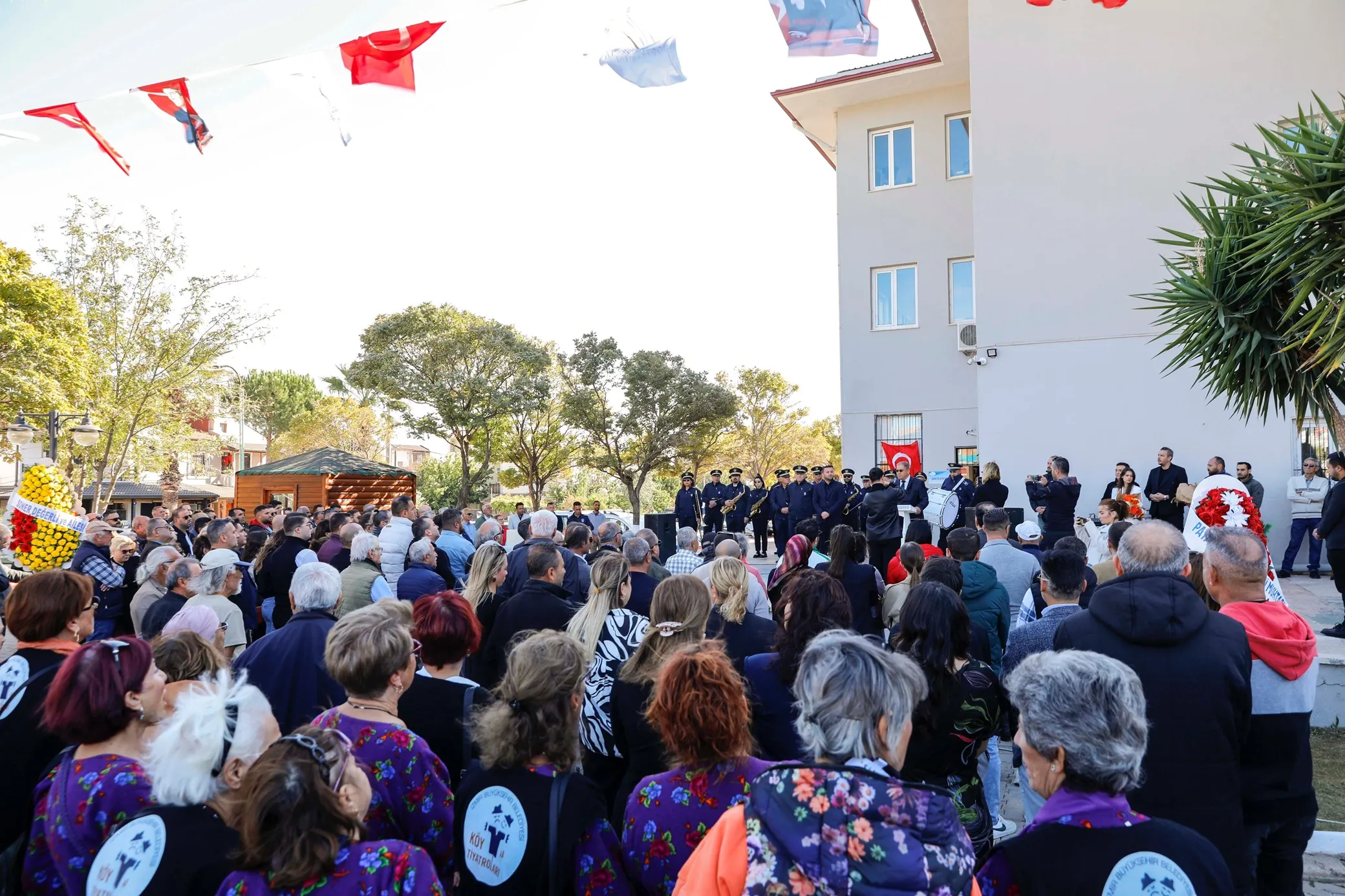 Seferihisar Belediyesi, Ürkmez-Doğanbey hizmet noktasını modernize ederek açtı. Yeni bina, sosyal destek, eğitim ve kültürel aktivitelerle vatandaşların tüm ihtiyaçlarına cevap verecek.