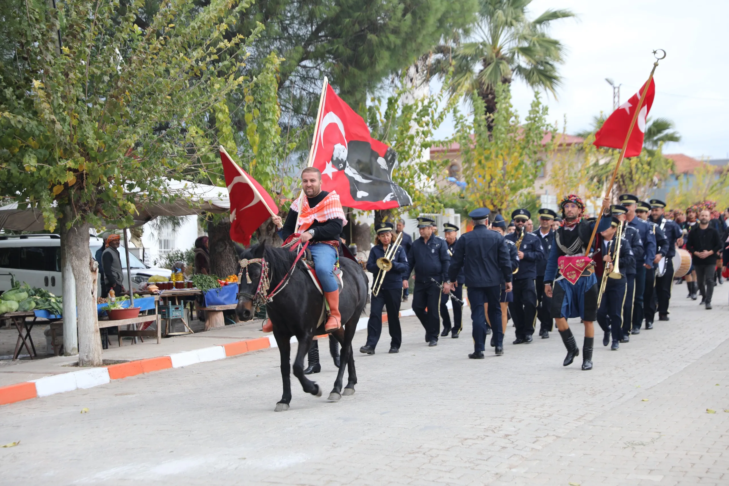 Seferihisar Belediyesi'nin düzenlediği Zeytin Hasat Festivali, Seferihisar Belediye Bandosu eşliğinde renkli etkinliklerle başladı. Başkanvekili Ürkmez, "Bilge Ağaç Zeytin Rotası" projesini tanıttı.