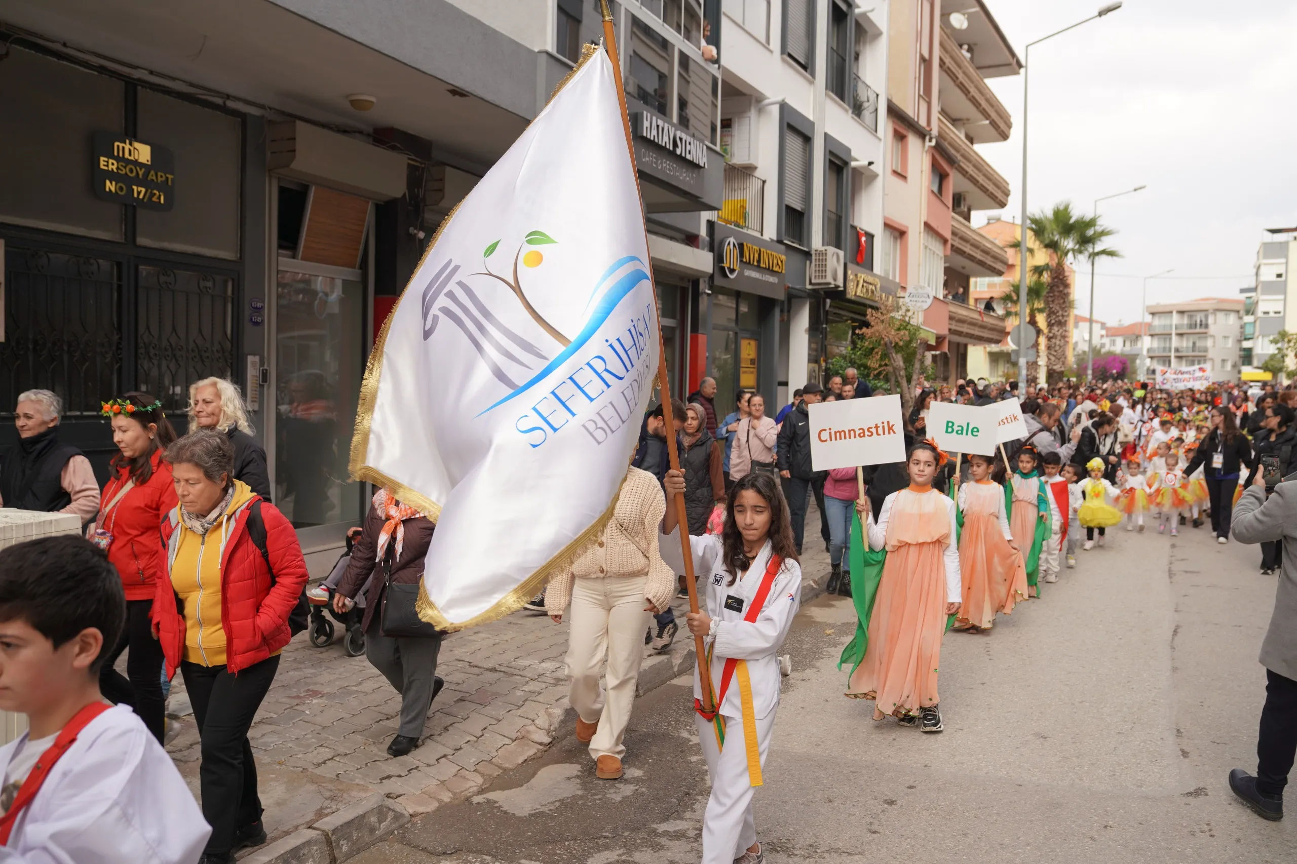 Seferihisar Mandalina Şenliği'nde ödüller sahiplerini buldu. Yiyecek, tatlı, hediyelik eşya ve en iyi mandalina yarışmalarının kazananları, renkli etkinliklerle ödüllerini aldı.