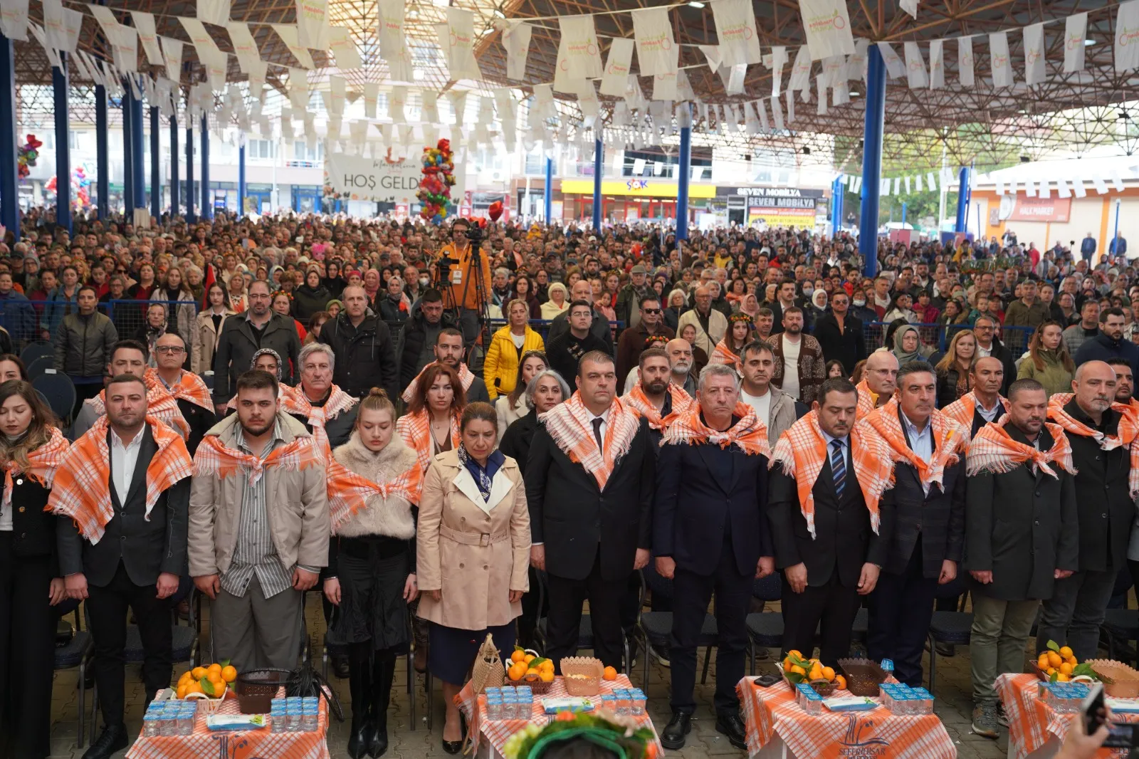 Seferihisar Mandalina Şenliği'nde ödüller sahiplerini buldu. Yiyecek, tatlı, hediyelik eşya ve en iyi mandalina yarışmalarının kazananları, renkli etkinliklerle ödüllerini aldı.