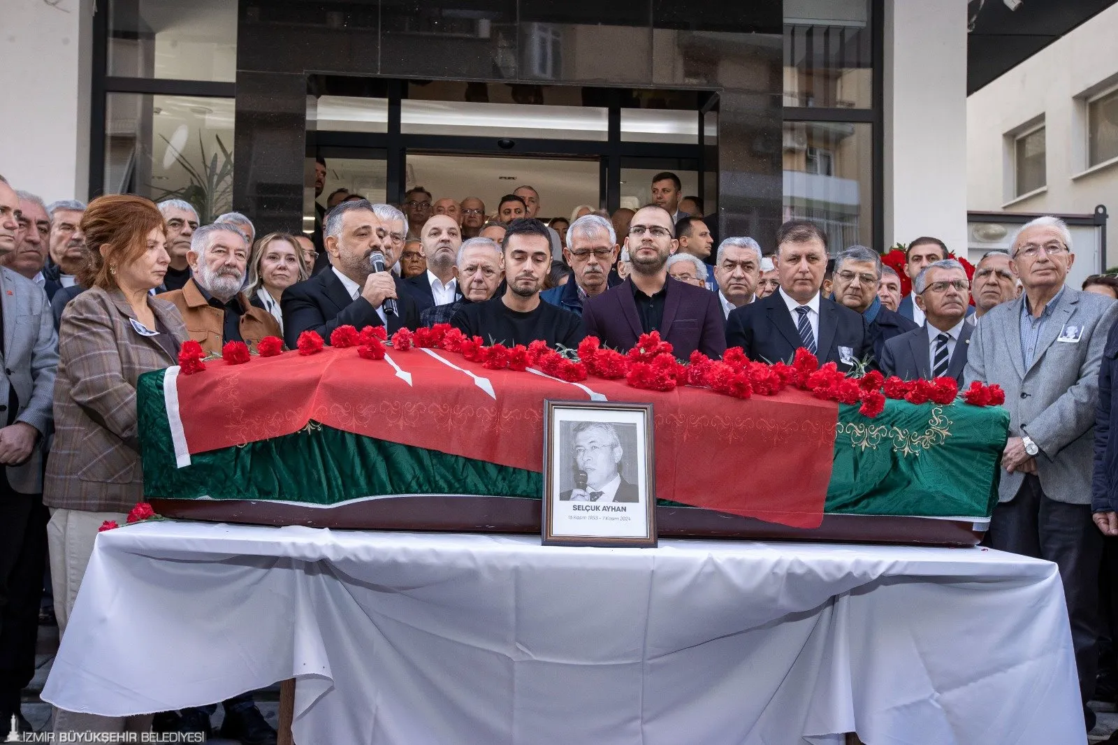 Eski CHP İzmir İl Başkanı Selçuk Ayhan, cenaze töreni ve Hüseyin İsabey Camii'ndeki namazın ardından son yolculuğuna uğurlandı. CHP Genel Başkanı ve İzmir Büyükşehir Belediye Başkanı da katıldı.