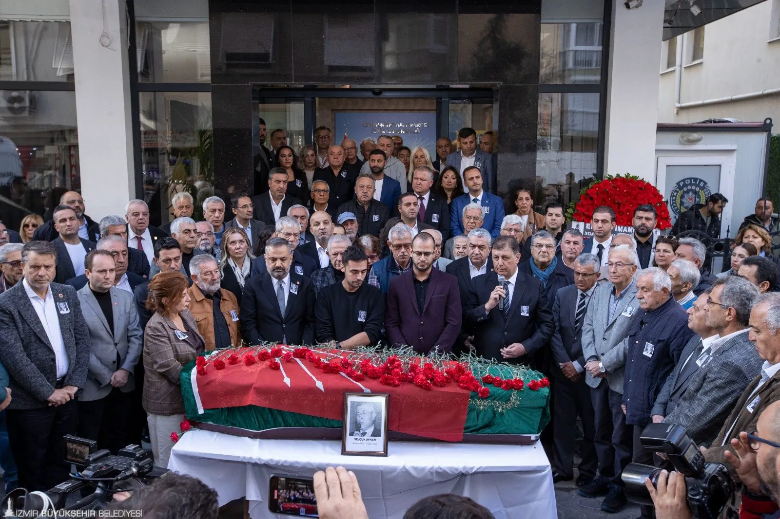 Eski CHP İzmir İl Başkanı Selçuk Ayhan, cenaze töreni ve Hüseyin İsabey Camii'ndeki namazın ardından son yolculuğuna uğurlandı. CHP Genel Başkanı ve İzmir Büyükşehir Belediye Başkanı da katıldı.