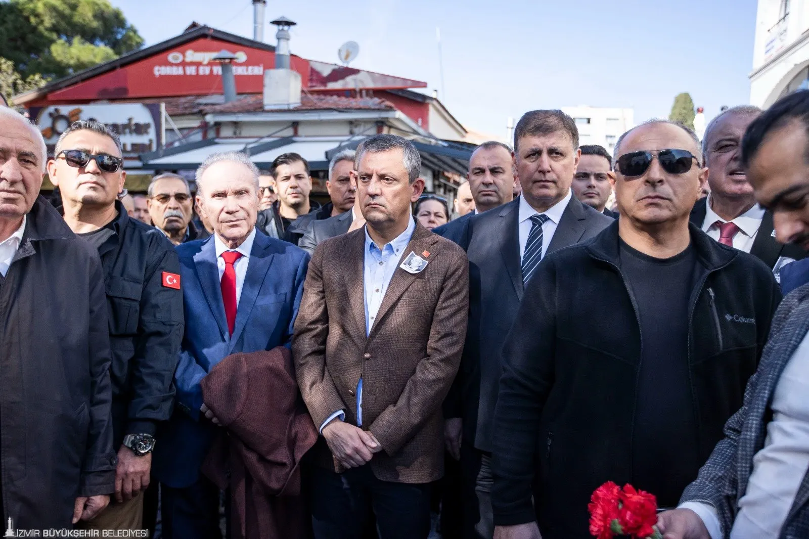 Eski CHP İzmir İl Başkanı Selçuk Ayhan, cenaze töreni ve Hüseyin İsabey Camii'ndeki namazın ardından son yolculuğuna uğurlandı. CHP Genel Başkanı ve İzmir Büyükşehir Belediye Başkanı da katıldı.