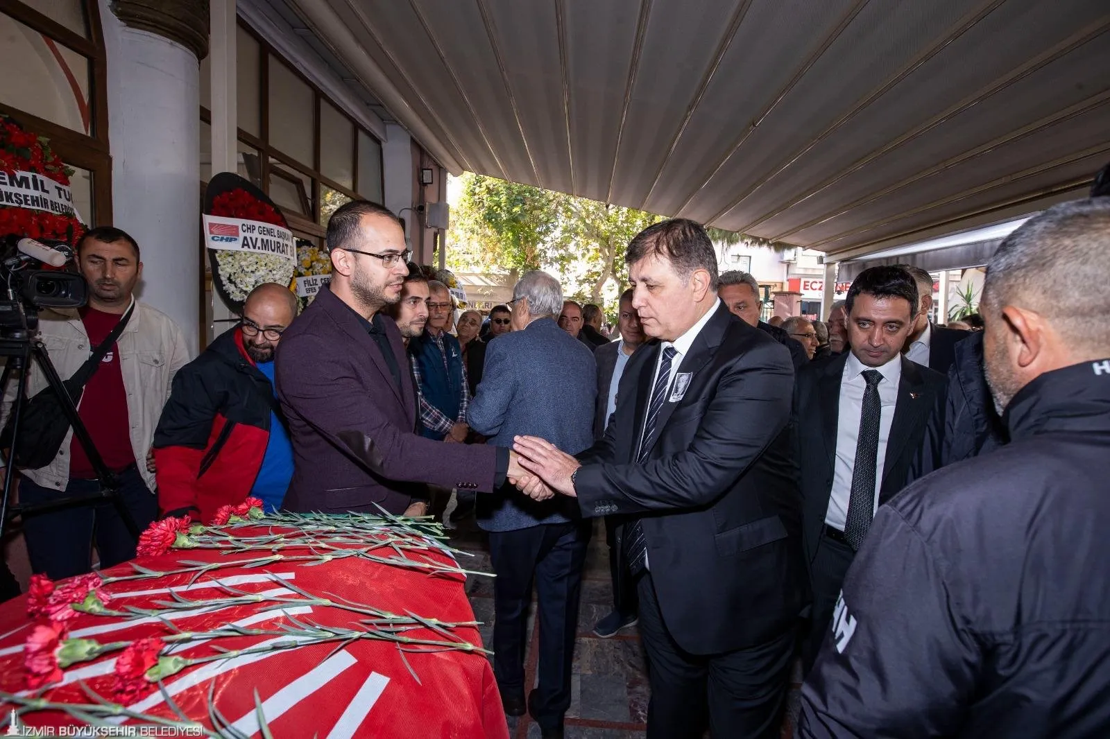 Eski CHP İzmir İl Başkanı Selçuk Ayhan, cenaze töreni ve Hüseyin İsabey Camii'ndeki namazın ardından son yolculuğuna uğurlandı. CHP Genel Başkanı ve İzmir Büyükşehir Belediye Başkanı da katıldı.