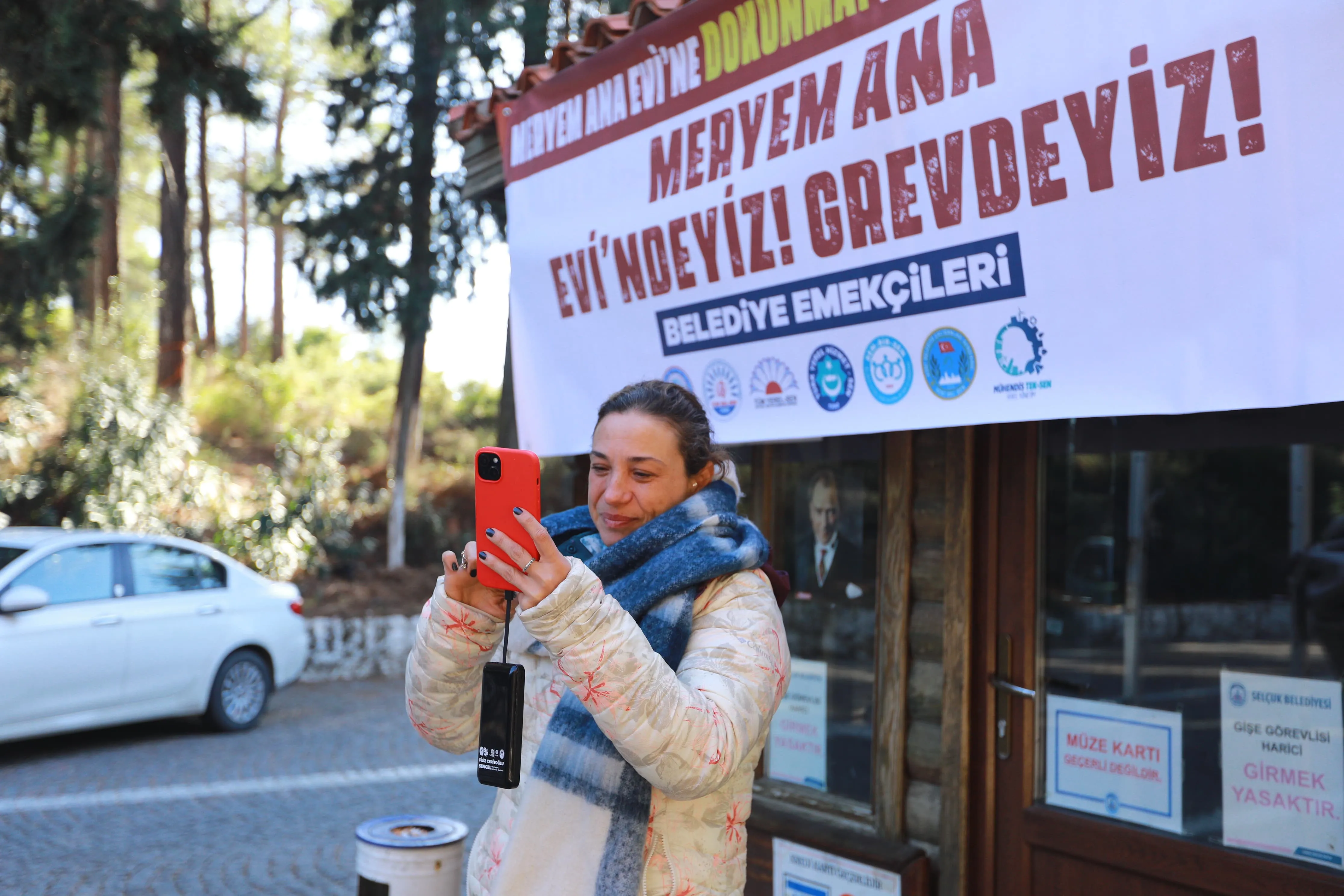 Meryem Ana Evi'nin geleceği belirsizliğini koruyor. Belediye Başkanı Filiz Ceritoğlu Sengel, Meryem Ana Evi'ne el konulmasına karşı başlattığı direnişi sürdürüyor.