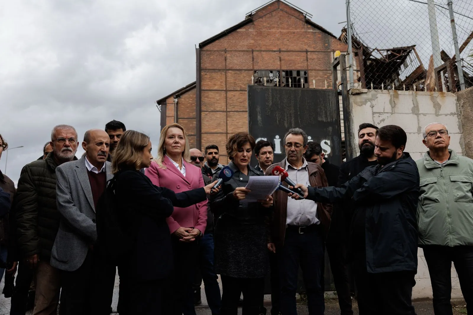 Konak Belediye Başkanı Nilüfer Çınarlı Mutlu ve TMMOB İzmir İl Koordinasyon Kurulu, İzmir'in tarihi ve kültürel miraslarından biri olan Elektrik Fabrikası'nın ticari alana dönüştürülmesine karşı.