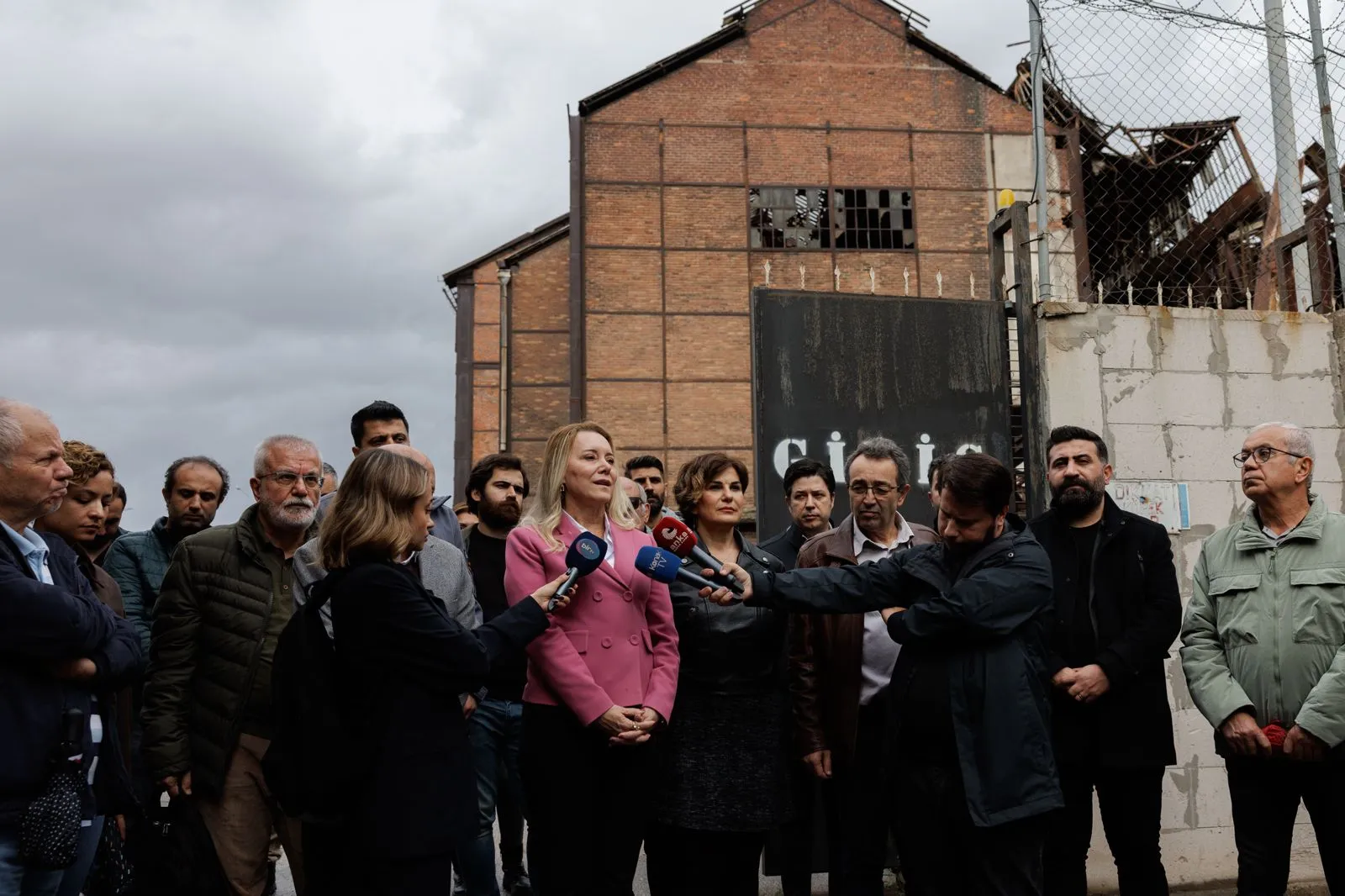 Konak Belediye Başkanı Nilüfer Çınarlı Mutlu ve TMMOB İzmir İl Koordinasyon Kurulu, İzmir'in tarihi ve kültürel miraslarından biri olan Elektrik Fabrikası'nın ticari alana dönüştürülmesine karşı.