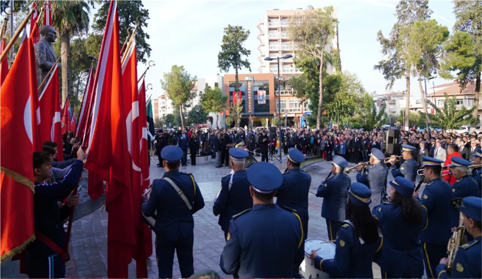 Tire’de Cumhuriyetin kurucusu Mustafa Kemal Atatürk’ü anma töreni düzenlendi. Törende çelenk sunuldu, saygı duruşunda bulunuldu ve İstiklal Marşı okundu. Ardından öğrenci gösterileri gerçekleşti.