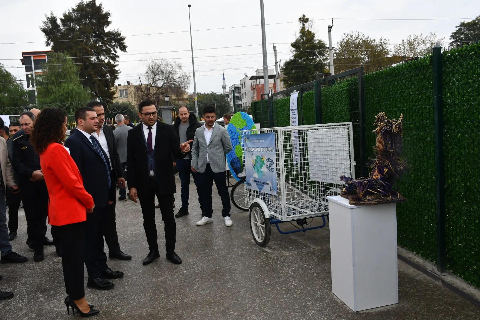 Torbalı Belediyesi, çevreye duyarlı bir adım atarak '1. Sınıf Atık Getirme Merkezi'ni hizmete açtı. Modern tesis, kendi elektriğini üreterek sürdürülebilir bir gelecek için önemli bir adım atıyor.