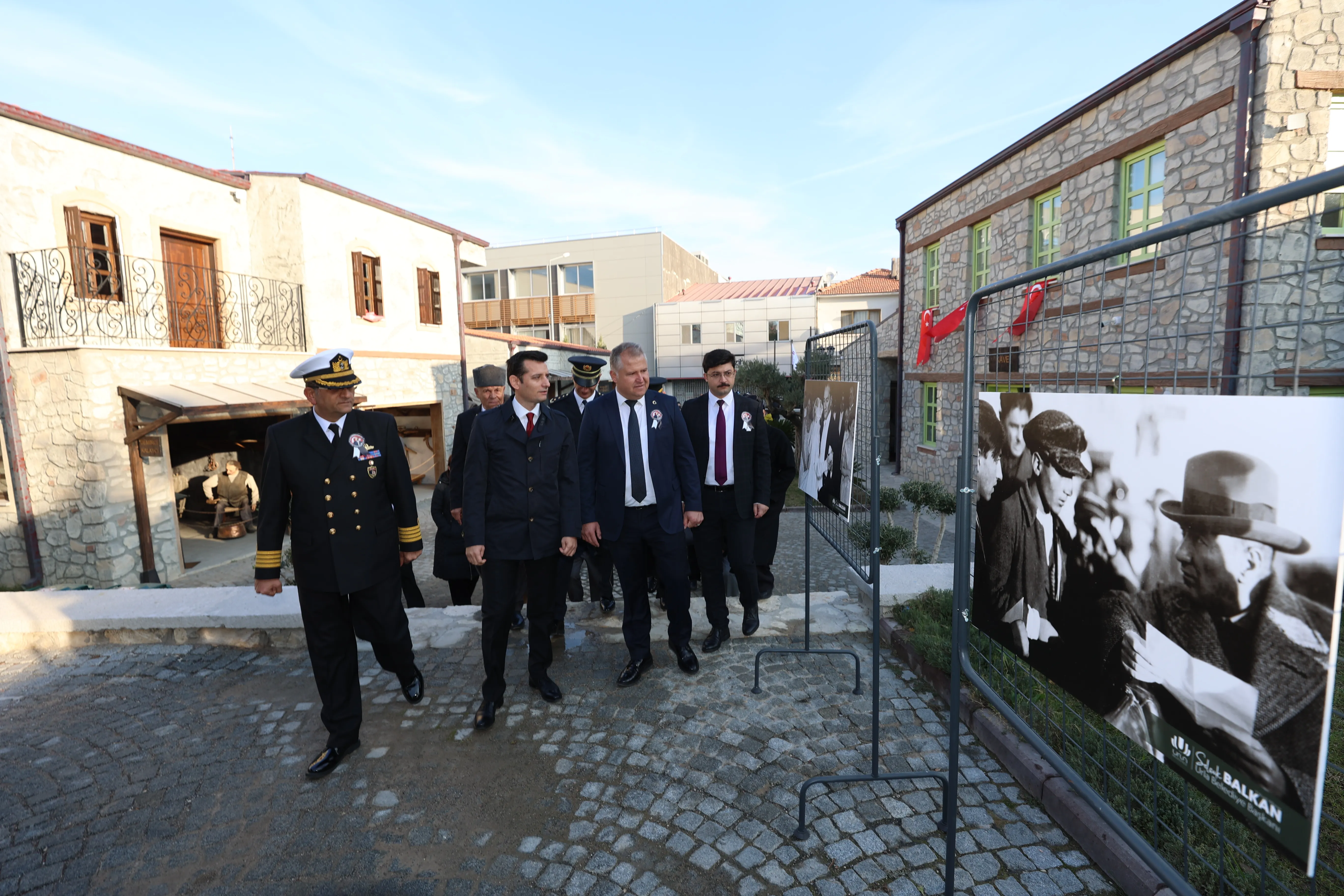 Gazi Mustafa Kemal Atatürk, 86. ölüm yıldönümünde Urla'da düzenlenen törenlerle anıldı. Urla halkı, 09:05'te hayatı durdurarak saygı duruşunda bulundu, ardından törenlerde öğrenciler Atatürk’ü andı.