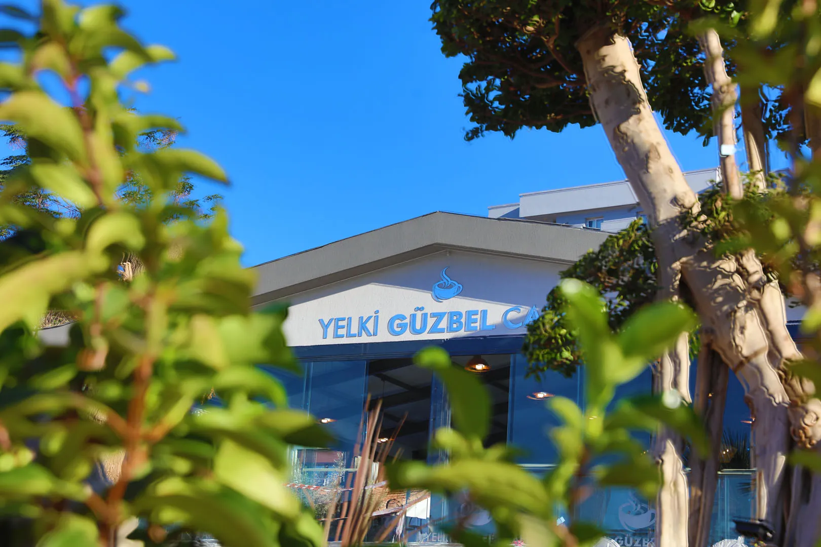 Güzelbahçe Belediyesi'nin 100 günlük çalışma planında yer alan Yelki Güzbel Cafe, 9 Kasım'da açılıyor. Cafe, hem yetişkinlere hem de çocuklara hitap eden alanlarıyla dikkat çekiyor.