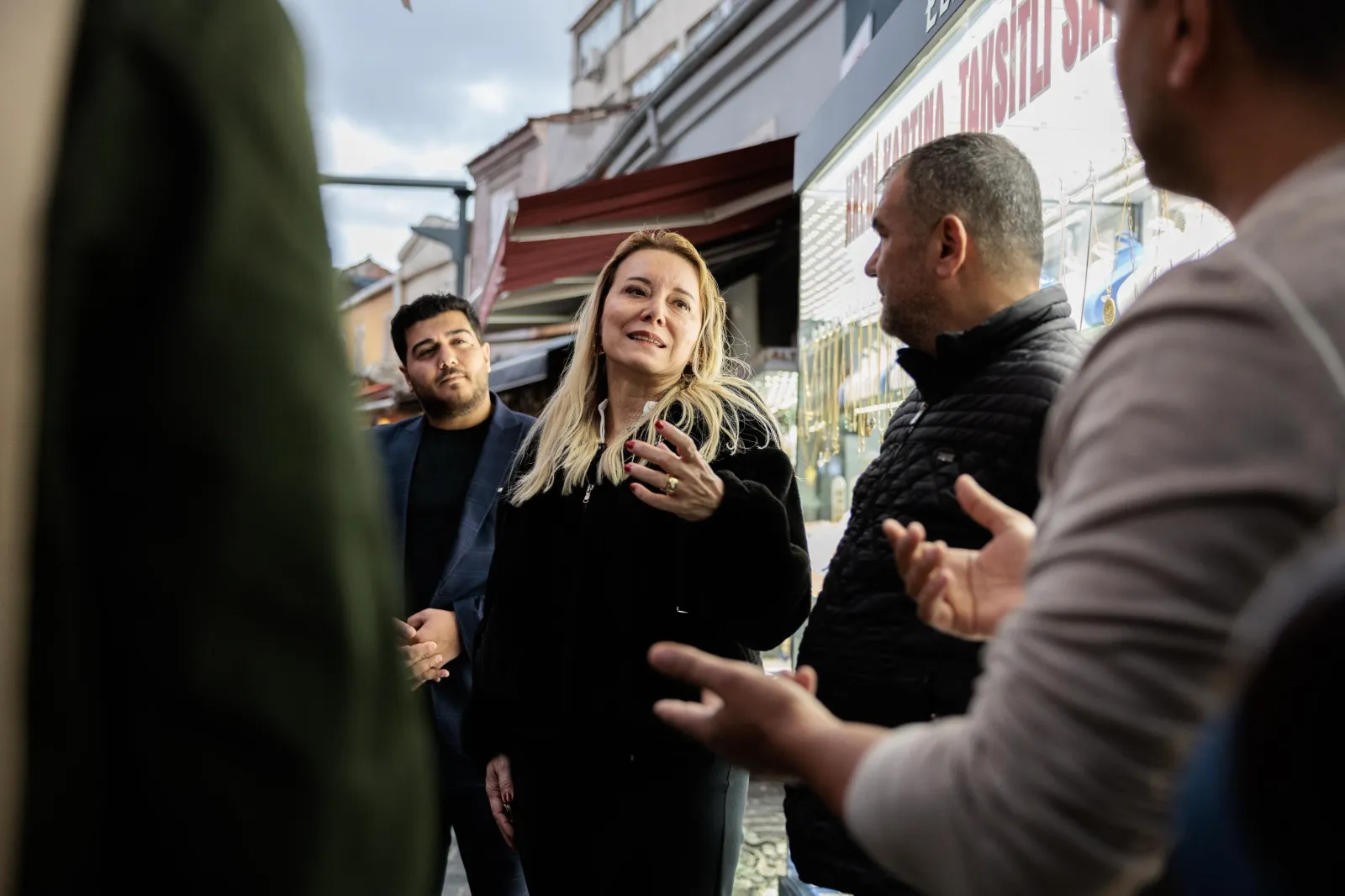 Konak Belediye Başkanı Nilüfer Çınarlı Mutlu, Kemeraltı Çarşısı'nda esnafı ziyaret ederek ekonomik sorunları dinledi.