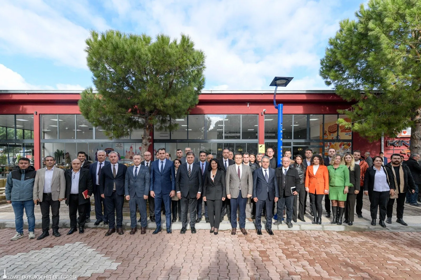 Kınık'ta düzenlenen koordinasyon toplantısına katılan İzmir Büyükşehir Belediye Başkanı Dr. Cemil Tugay, vatandaşların sorunlarını dinledi ve çözüm odaklı yaklaşım sergiledi.