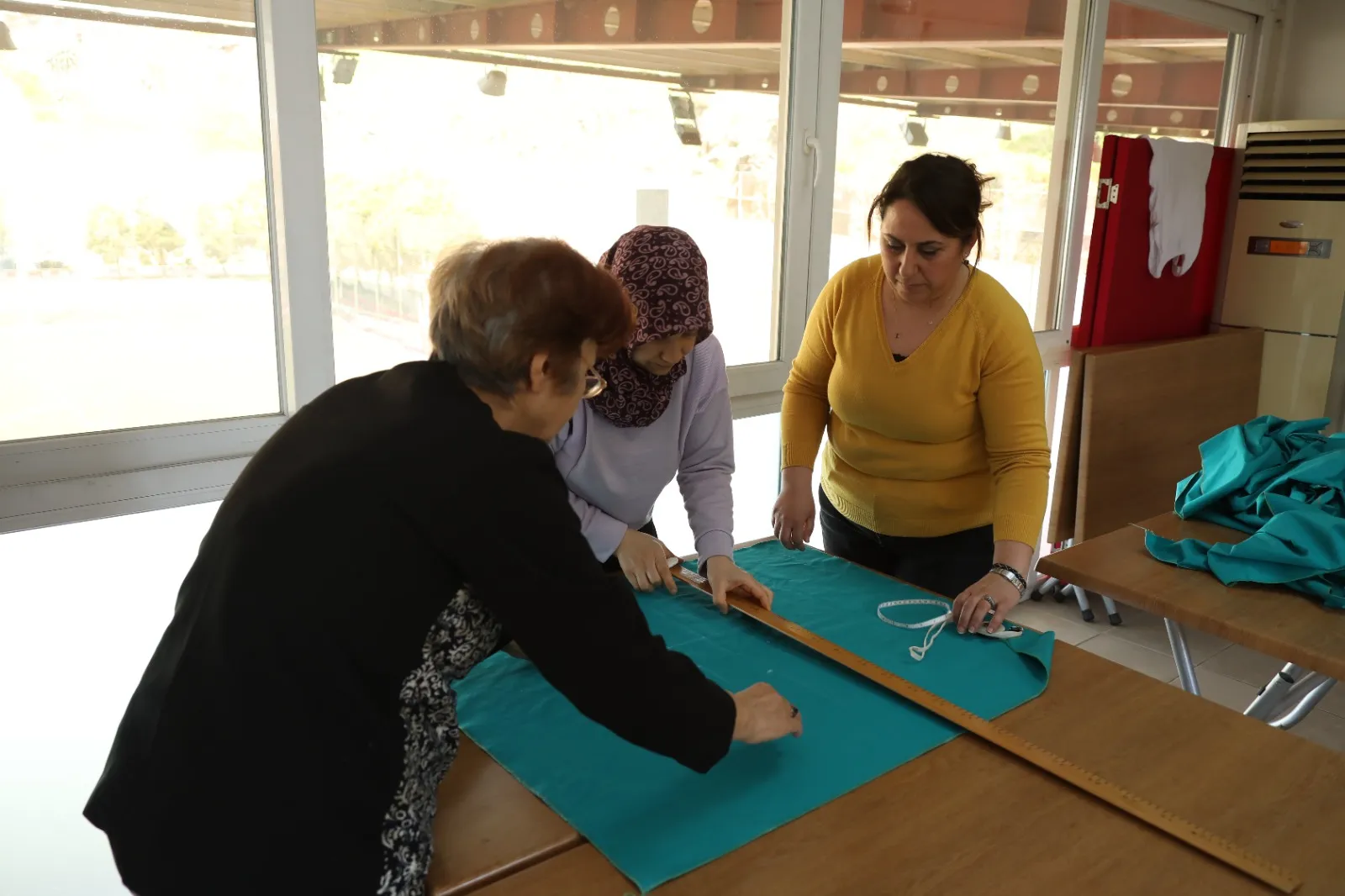 Bayraklı Belediyesi'nin düzenlediği etkinliklerde kadınlar, dikiş, nakış gibi geleneksel el işlerini yaparak hem sosyalleşiyor hem de kültürel değerleri gelecek nesillere aktarıyor. 