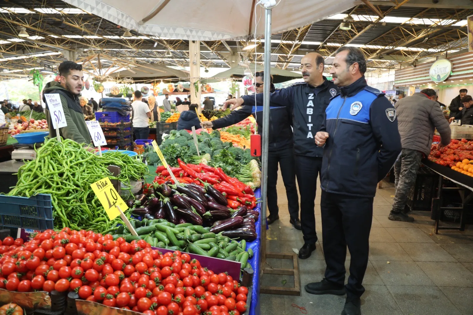 Bayraklı Belediyesi, vatandaşların güvenli alışveriş yapabilmesi için pazar yerlerinde fiyat ve etiket denetimlerini artırdı. Kurallara uymayan esnaf uyarılıyor, tekrarında cezai işlem uygulanıyor.