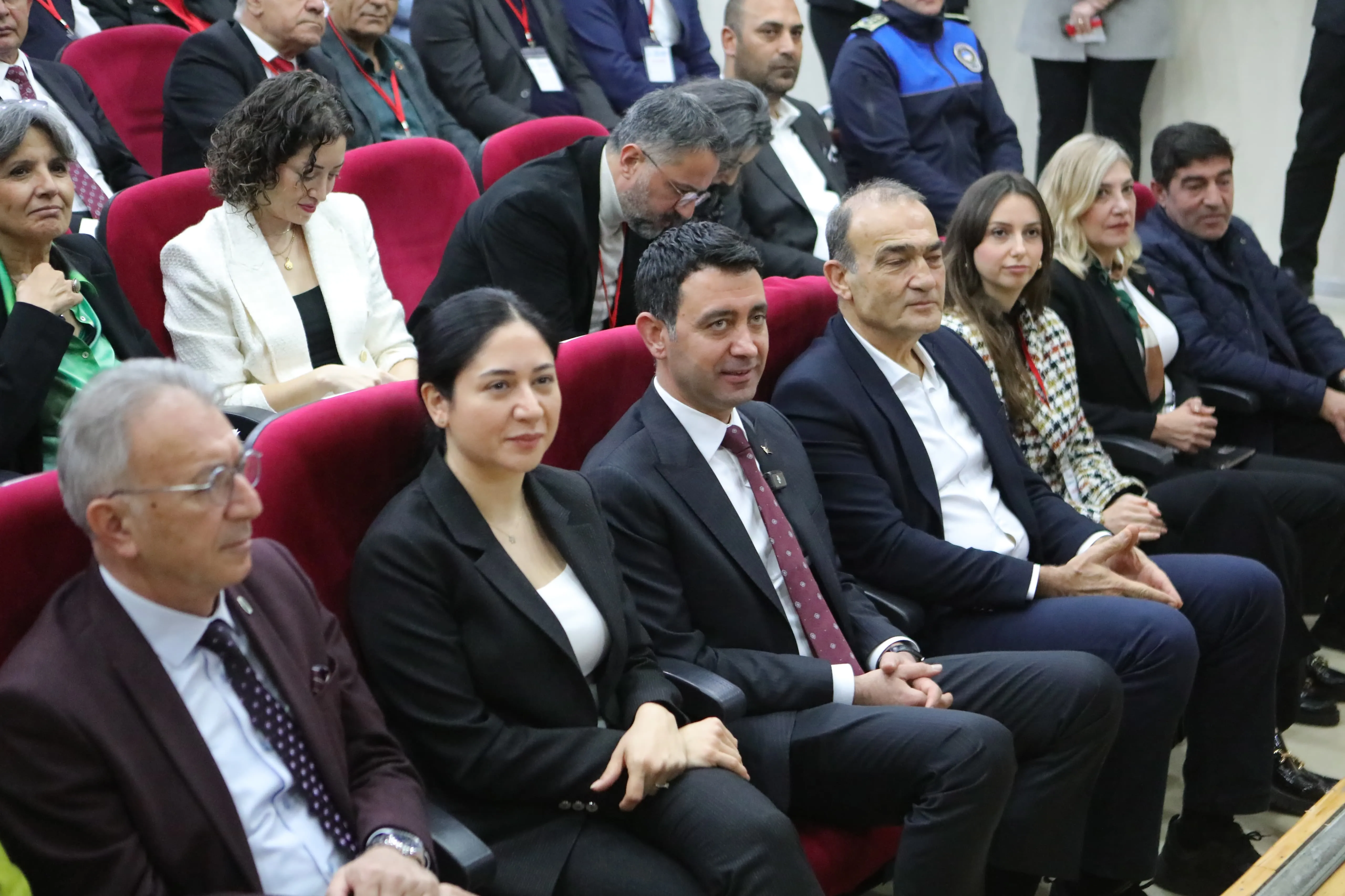 Bayraklı Belediyesi, Demokrasi ve İnsan Hakları Haftası'nda dijital dünyadaki hak ihlalleri üzerine bir panel düzenledi. 