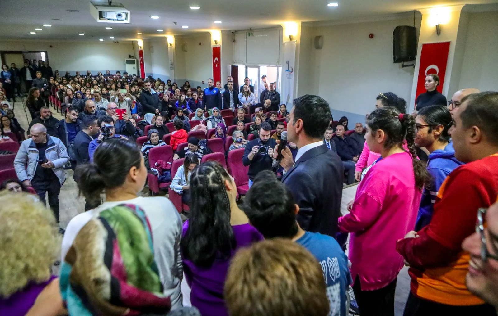 Bayraklı Belediyesi, 3 Aralık Dünya Engelliler Günü'nde özel gereksinimli vatandaşlar için renkli bir etkinlik düzenledi. 