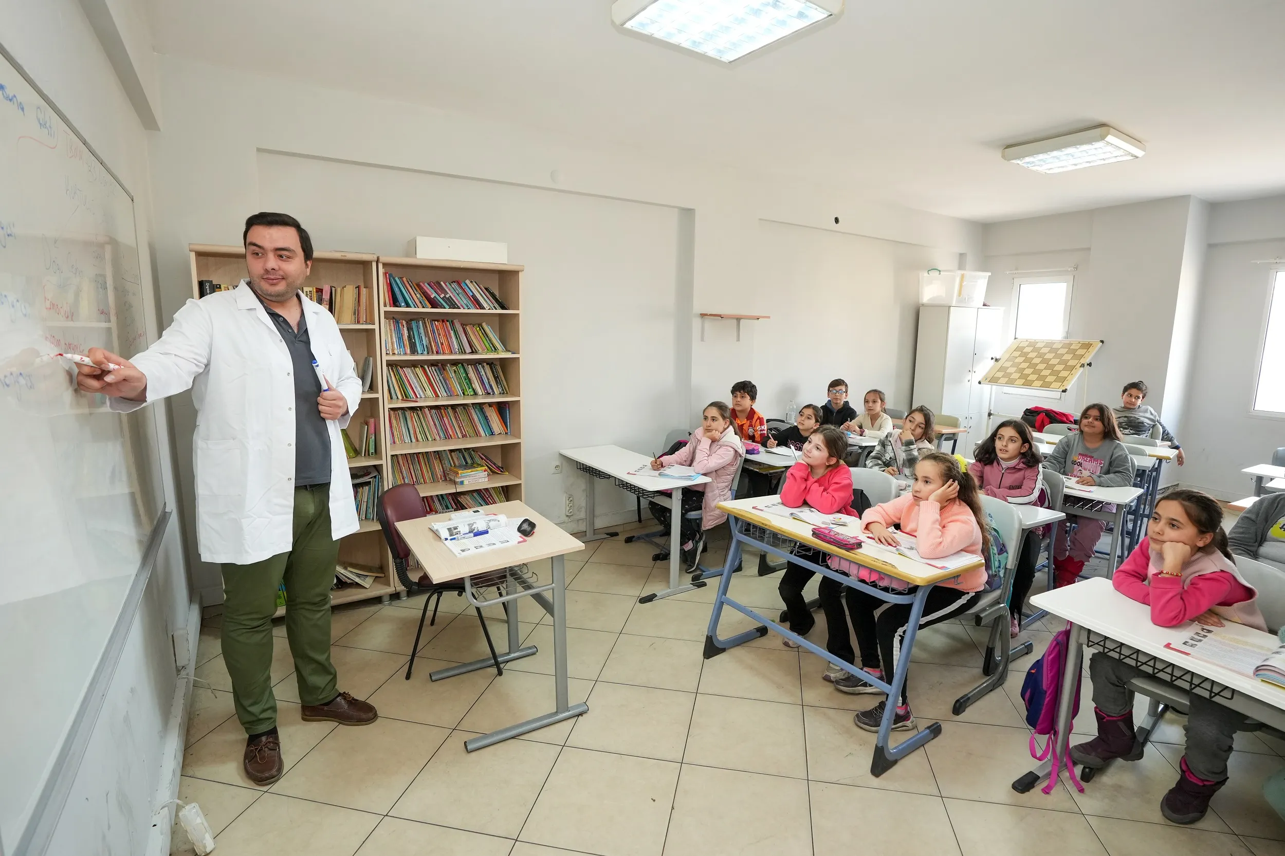 Gaziemir Belediyesi, lise ve üniversite sınavlarına hazırlanan binlerce öğrenciye ücretsiz eğitim imkanı sunuyor. 