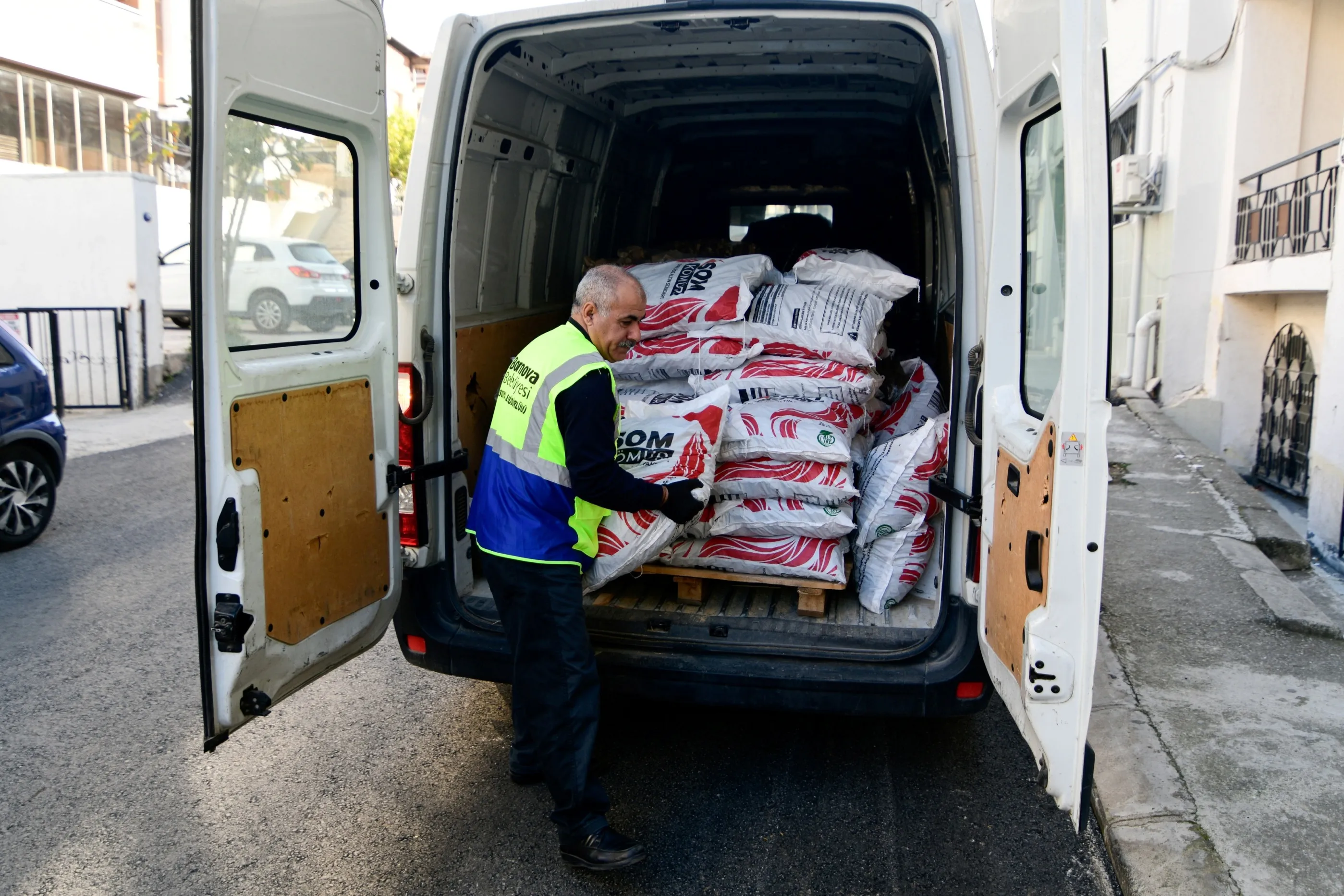 Bornova Belediyesi, kış aylarında ihtiyaç sahiplerine yakacak yardımı yaparak, Kent Market projesiyle dayanışmayı sürdürüyor. Yardımlar, başvurular üzerinden hızlıca ulaştırılacak.