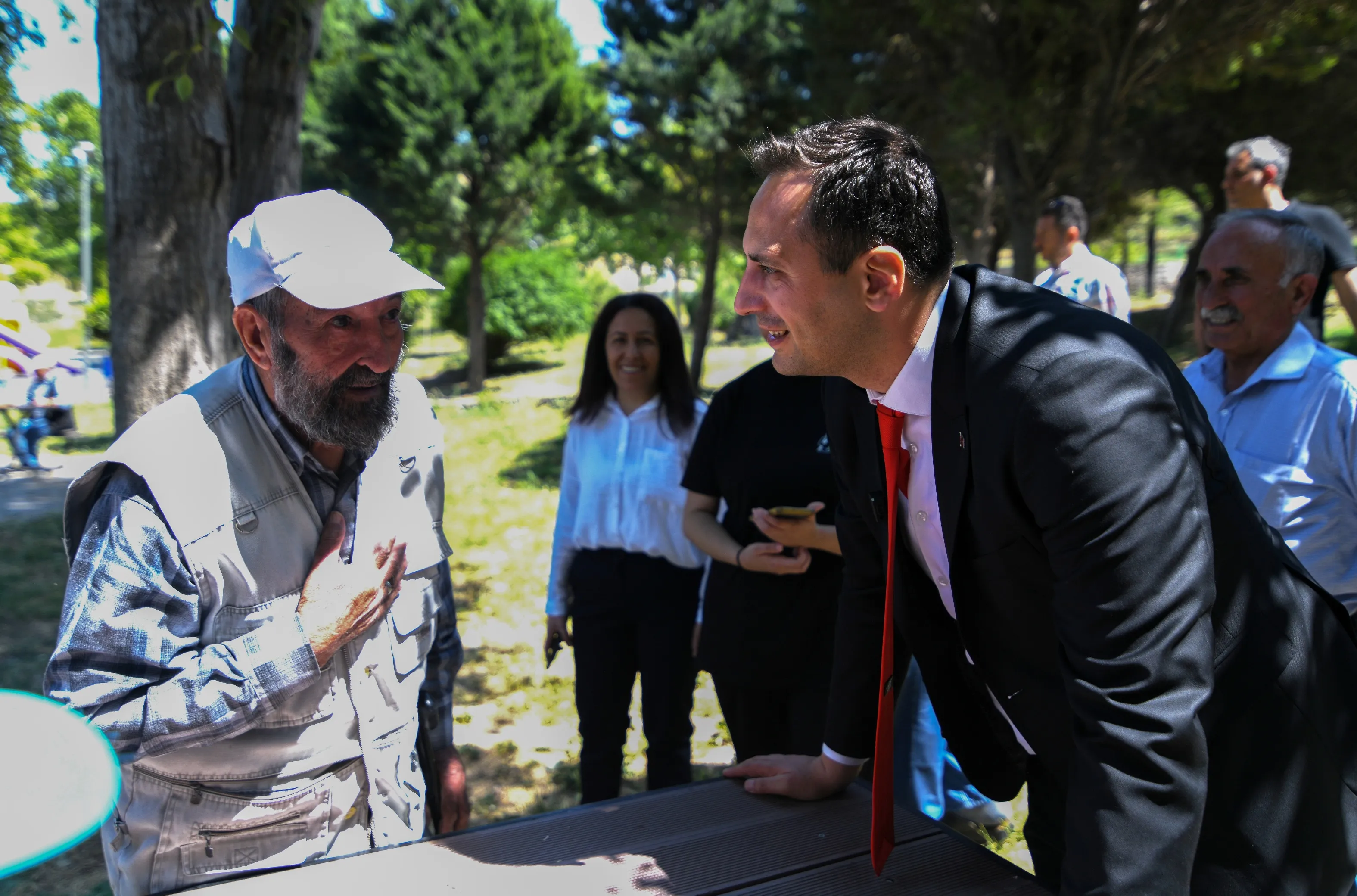 Bornova Belediyesi, kış aylarında ihtiyaç sahiplerine yakacak yardımı yaparak, Kent Market projesiyle dayanışmayı sürdürüyor. Yardımlar, başvurular üzerinden hızlıca ulaştırılacak.