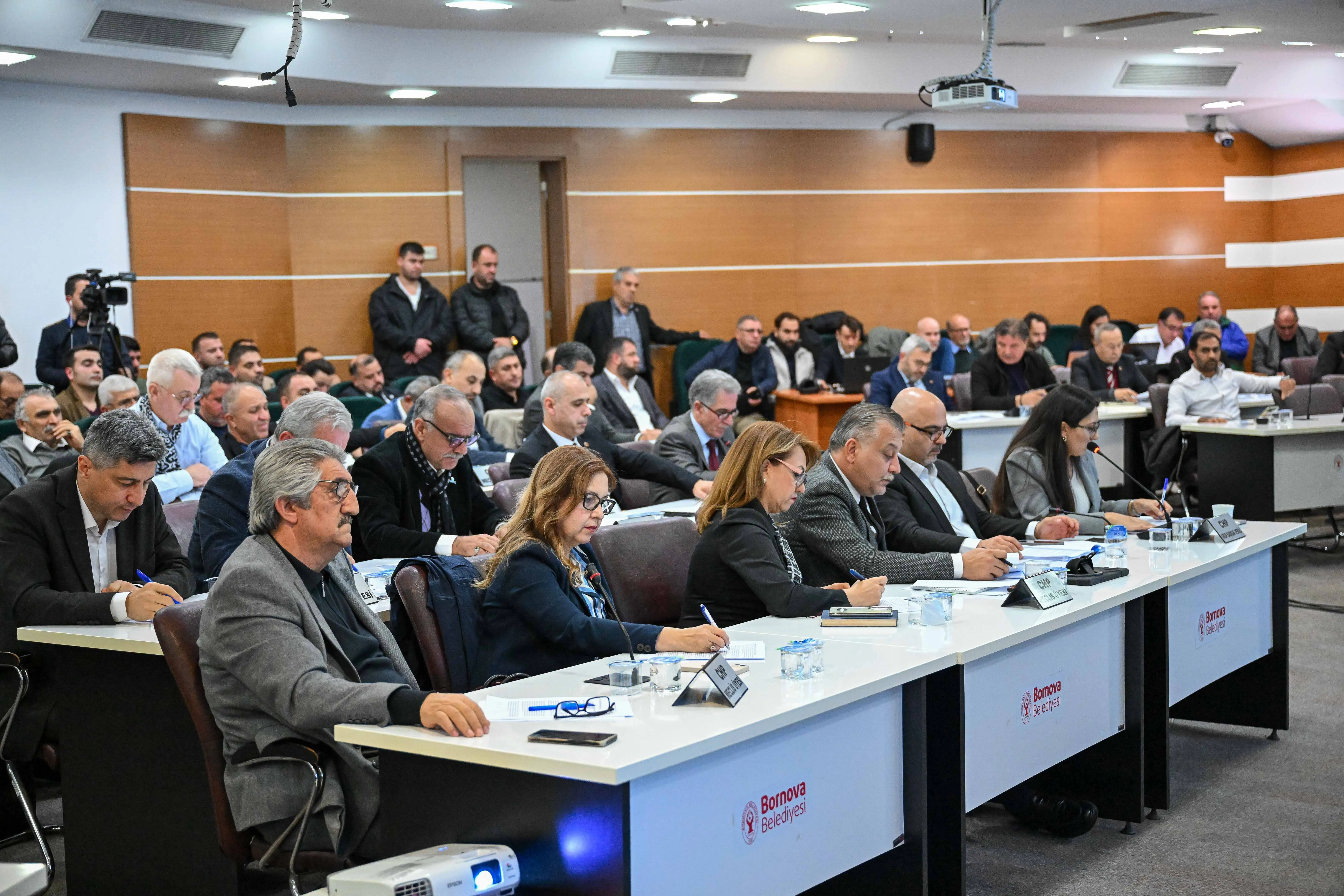 Bornova Belediyesi, uzun yıllar hizmet veren Prof. Dr. Kamil Okyay Sındır’ın adını, Belediye Ek Hizmet Binası’na verdi. Başkan Eşki, Sındır’ın ilçeye katkılarını vurguladı.