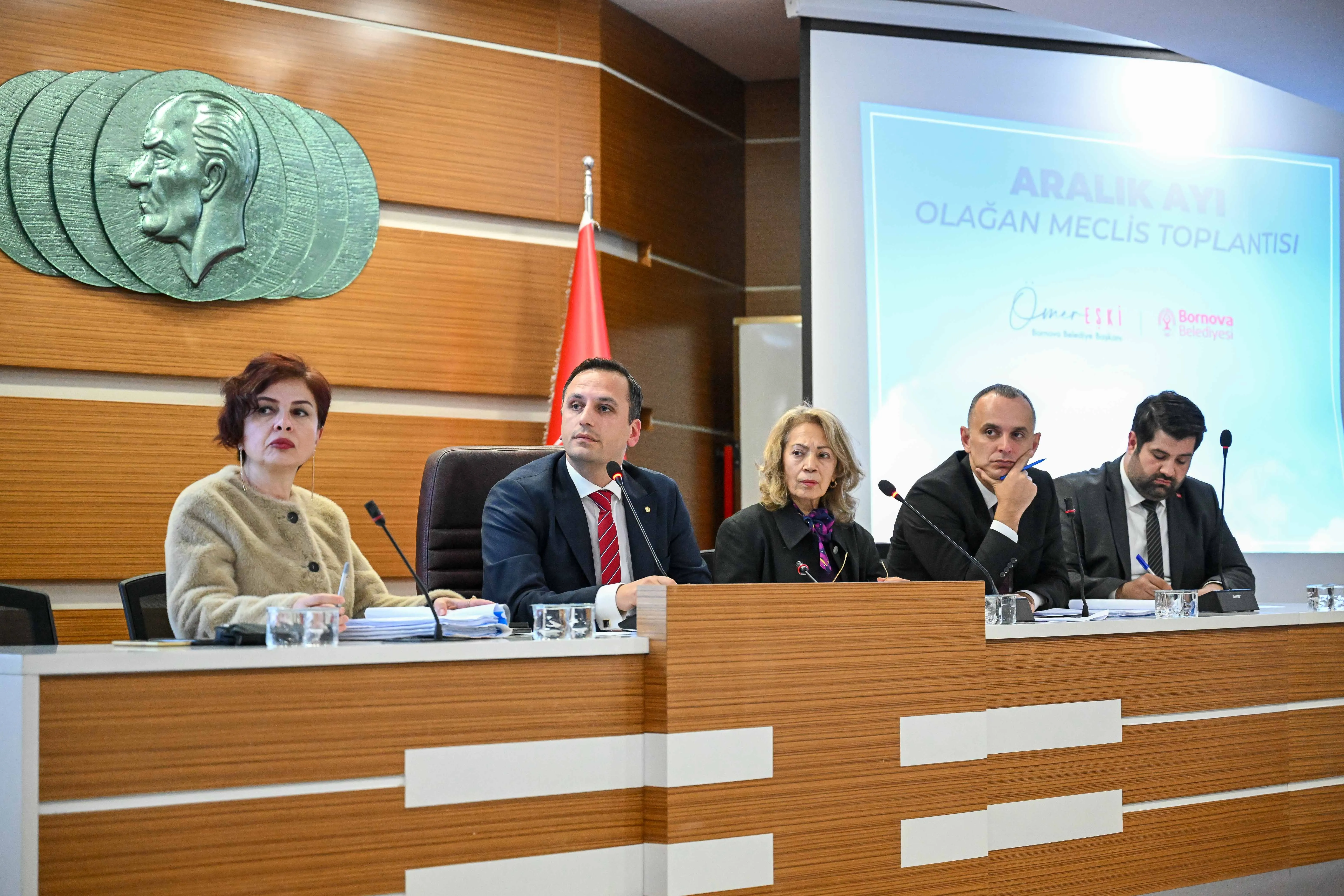 Bornova Belediyesi, uzun yıllar hizmet veren Prof. Dr. Kamil Okyay Sındır’ın adını, Belediye Ek Hizmet Binası’na verdi. Başkan Eşki, Sındır’ın ilçeye katkılarını vurguladı.