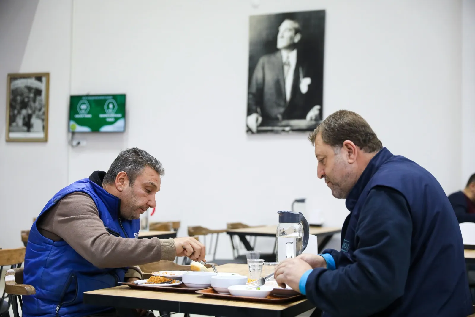 Ekonomik zorlukların yaşandığı bugünlerde Buca Belediyesi, öğrenci ve emeklilere yönelik başlattığı uygun fiyatlı lokanta projesiyle vatandaşlara destek oluyor.