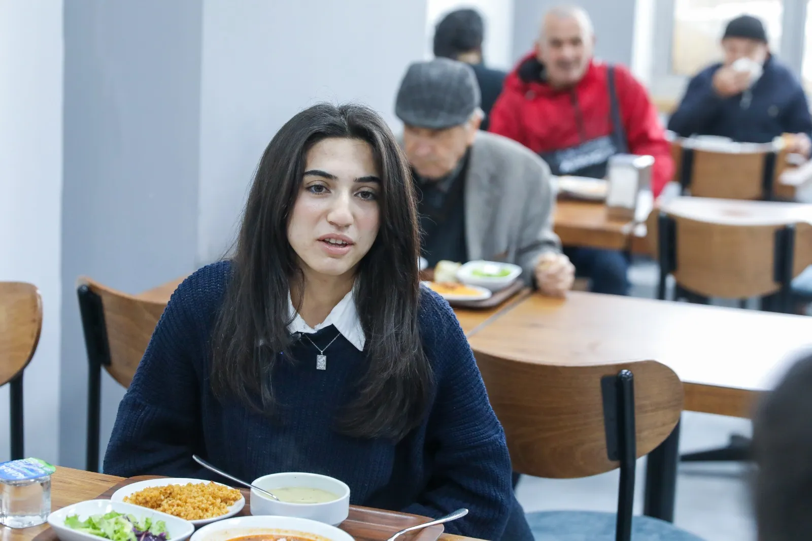 Ekonomik zorlukların yaşandığı bugünlerde Buca Belediyesi, öğrenci ve emeklilere yönelik başlattığı uygun fiyatlı lokanta projesiyle vatandaşlara destek oluyor.