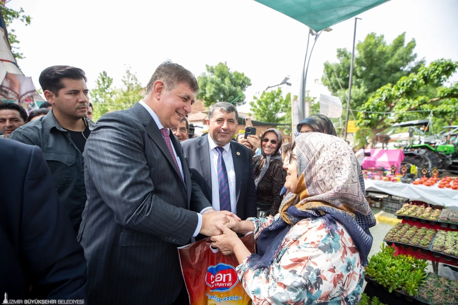 Cemil Tugay, İzmir'e büyük yatırımlar yapacaklarını duyurdu. Körfez temizliği için ayrılan 9 milyar liralık bütçe ve 25 bin sosyal konut projesi, İzmir'in geleceğini şekillendirecek.