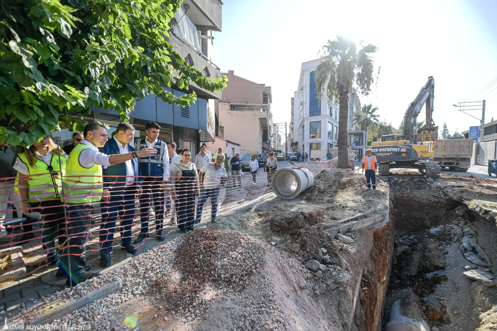 Cemil Tugay, İzmir'e büyük yatırımlar yapacaklarını duyurdu. Körfez temizliği için ayrılan 9 milyar liralık bütçe ve 25 bin sosyal konut projesi, İzmir'in geleceğini şekillendirecek.