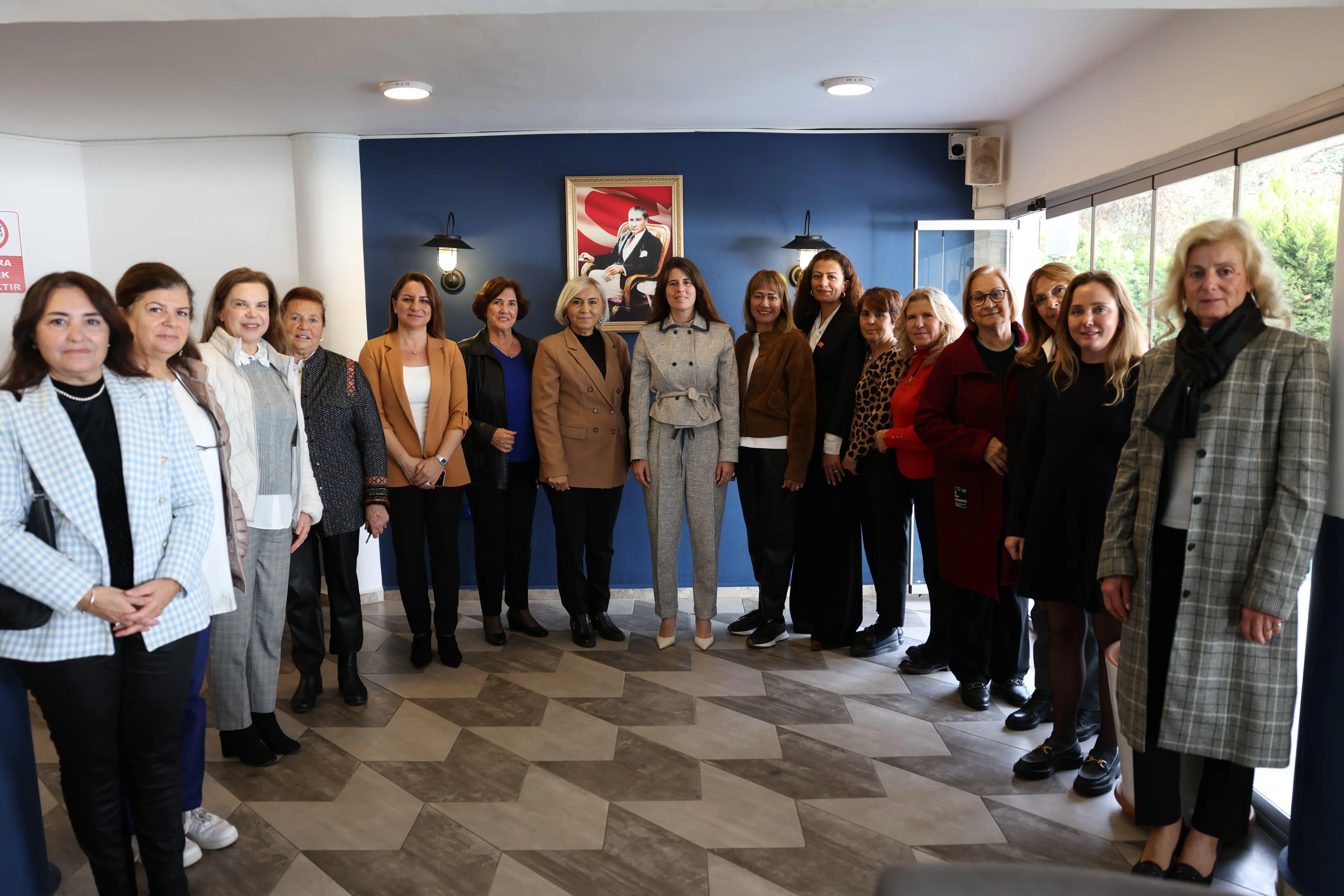  Çeşme'de 5 Aralık Dünya Kadın Hakları Günü kutlamaları kapsamında düzenlenen yemekte ve "Zamansız Kadınlar" gösterisinde kadınların mücadelesi ve başarıları ön plana çıktı.