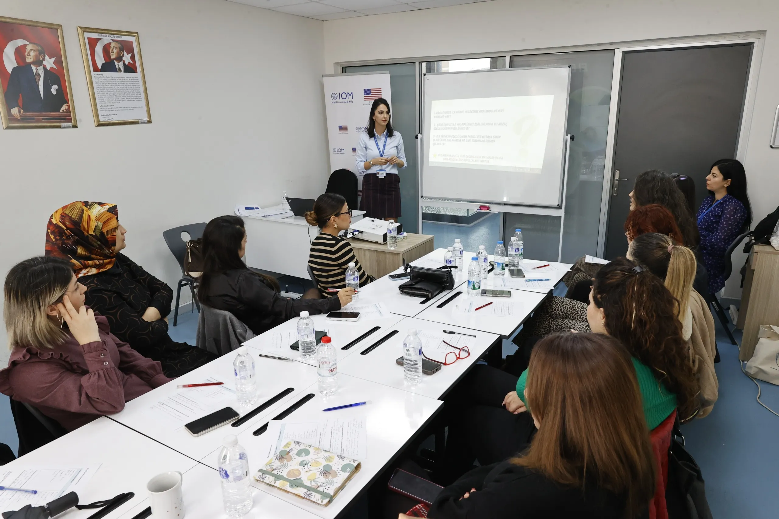 Konak Belediyesi ve IOM iş birliğiyle öğretmenlere özel düzenlenen "Olumlu Ebeveynlik Eğitimi"nde, çocuklarla iletişimi güçlendirme ve özgüvenli bireyler yetiştirme konuları ele alındı.