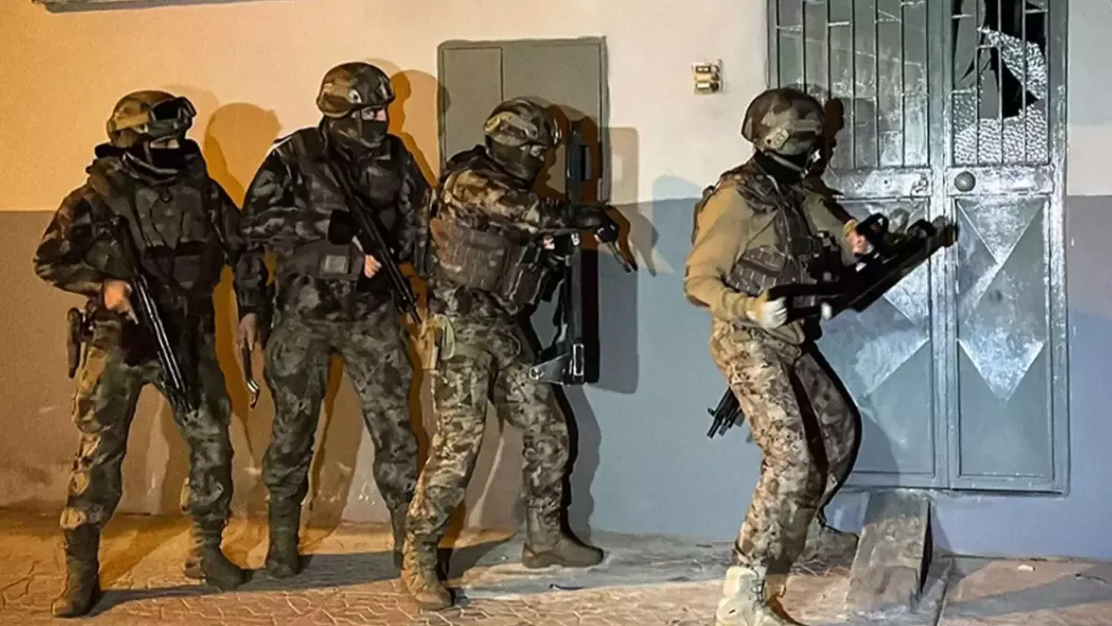 DEAŞ militanlarına İzmir’de operasyon: 16 gözaltı