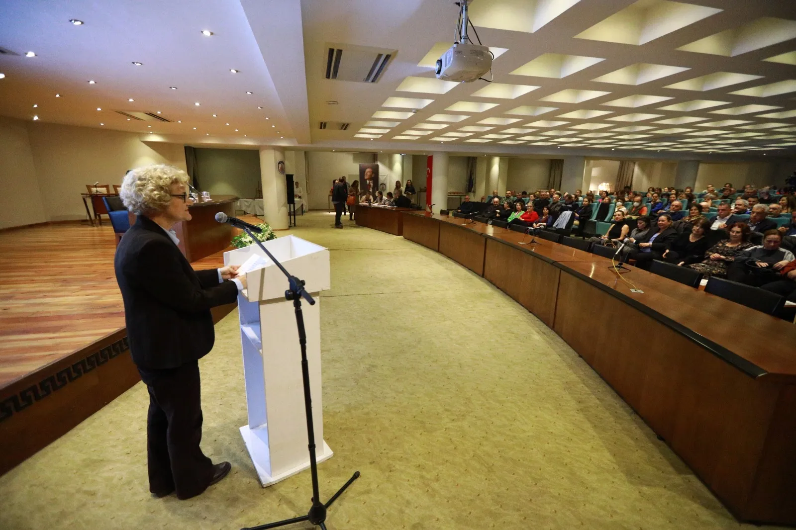 Efes Selçuk Belediyesi'nin Meryem Ana Evi otopark gelirlerinin elinden alınmasının ardından yoksulluk ve kent hakkı konularında önemli bir forum düzenlendi.