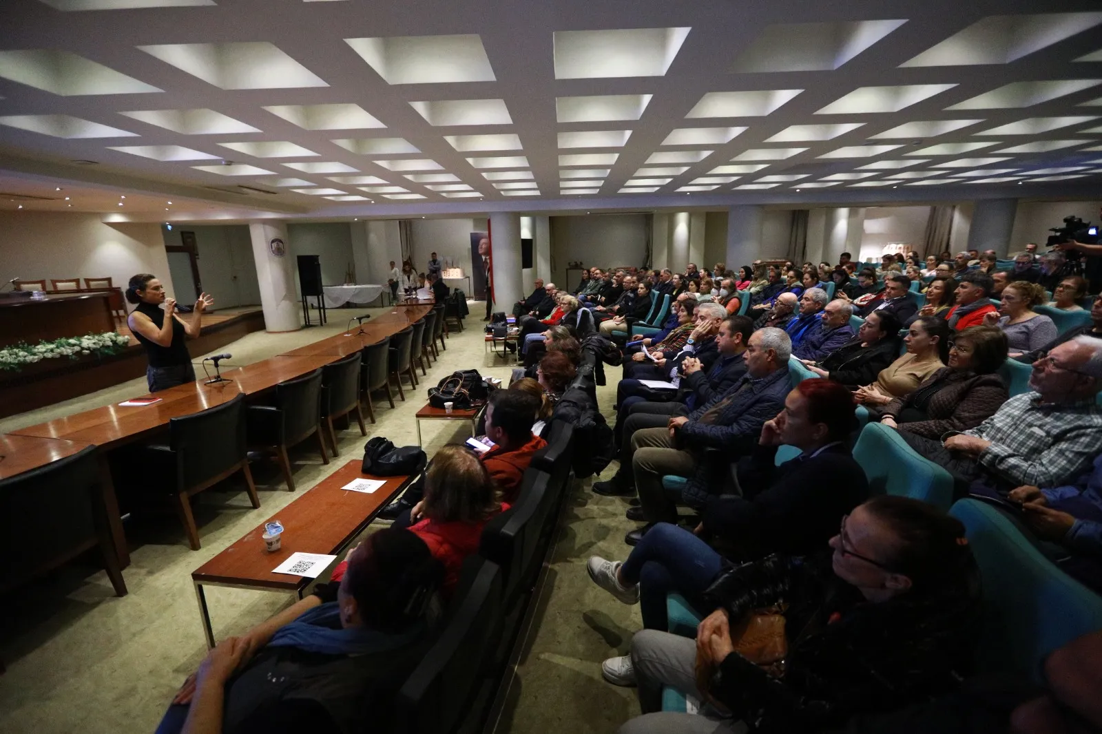 Efes Selçuk Belediyesi'nin Meryem Ana Evi otopark gelirlerinin elinden alınmasının ardından yoksulluk ve kent hakkı konularında önemli bir forum düzenlendi.