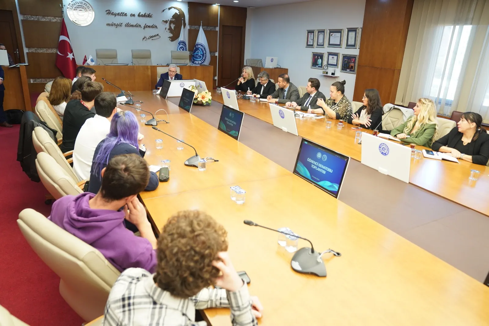 Ege Üniversitesi'nde öğrenci odaklı çalışmalar hız kesmeden sürüyor. Rektör Budak'ın katılımıyla gerçekleşen Öğrenci Senatosu toplantısında öğrencilerin üniversite hayatına dair görüşleri alındı.