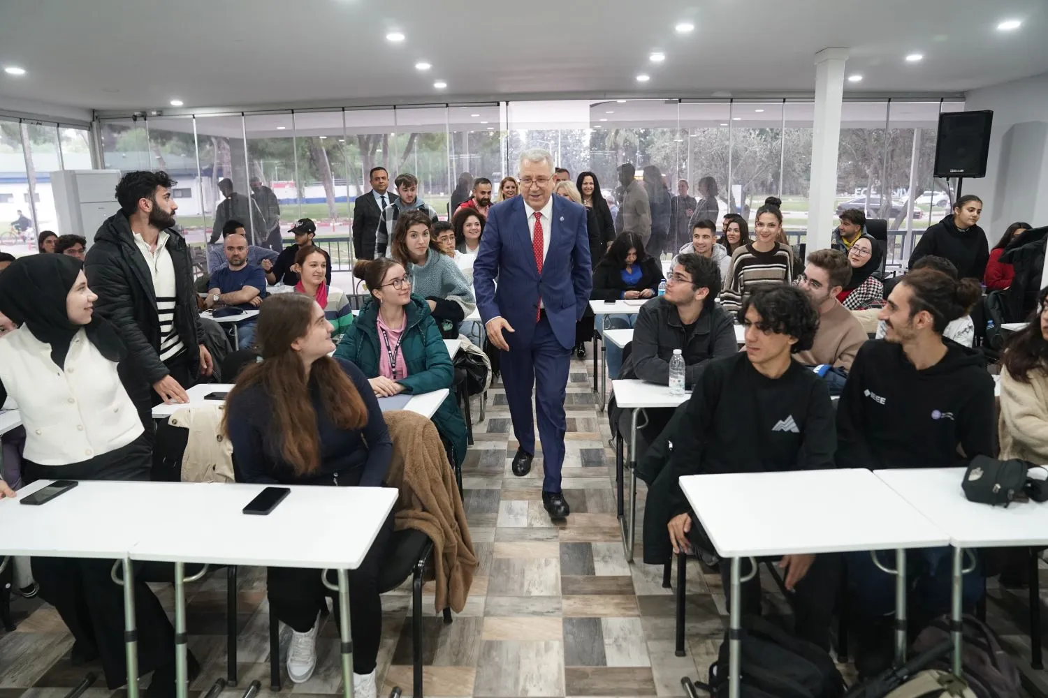 Ege Üniversitesi, öğrencilerin araştırma becerilerini geliştirmek için önemli bir adım attı. 