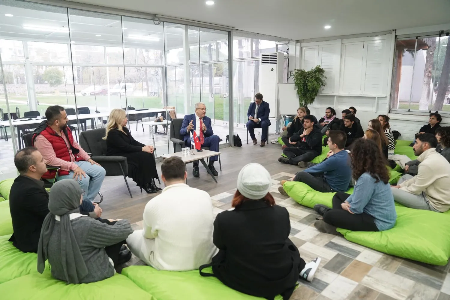 Ege Üniversitesi, öğrencilerin araştırma becerilerini geliştirmek için önemli bir adım attı. 