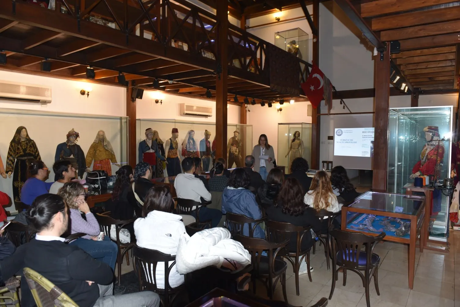 Ege Üniversitesi Etnografya Müzesi'nde düzenlenen "Müze Söyleşileri"nde Sualtı Arkeolojisi Uzmanı Dr. Mehmet Bezdan, Türkiye'nin deniz altı arkeolojisine dair önemli bilgiler verdi. 