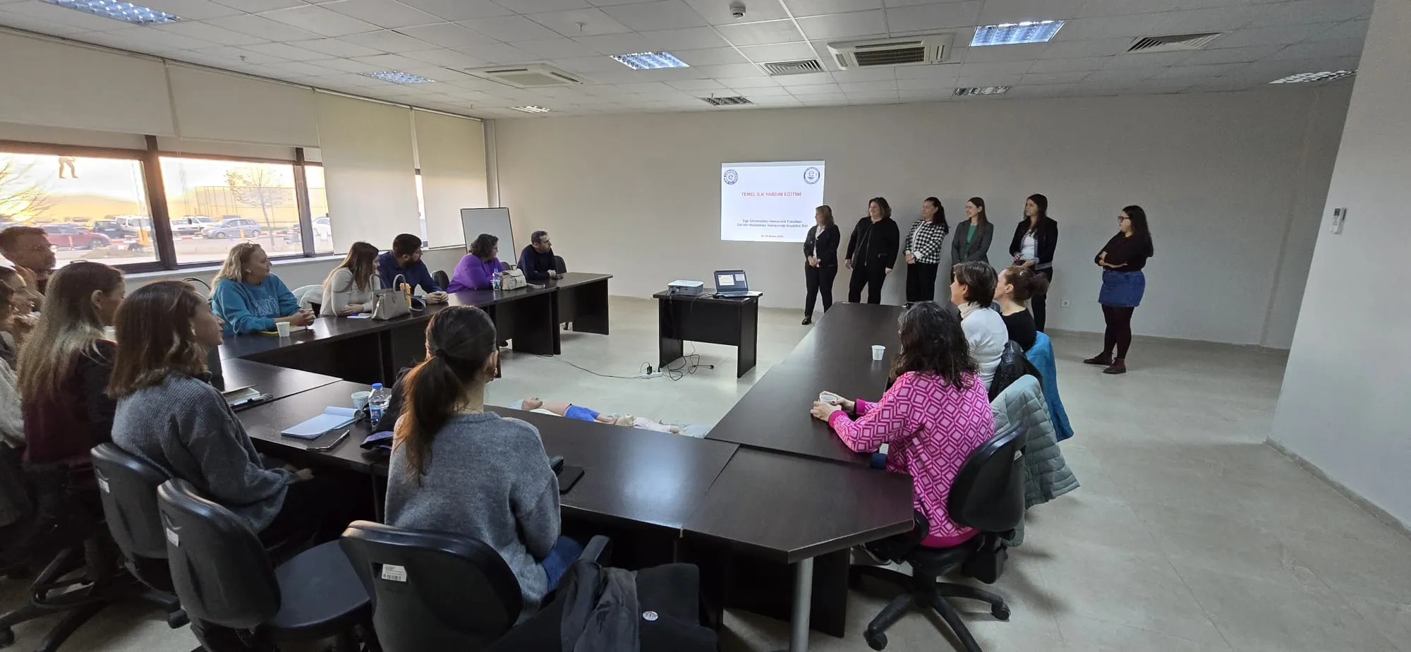 Ege Üniversitesi Hemşirelik Fakültesi tarafından düzenlenen Temel İlk Yardım Eğitimi başarıyla tamamlandı. Eğitimde, hayat kurtaran ilk yardım teknikleri, katılımcılara uygulamalı olarak öğretildi. 