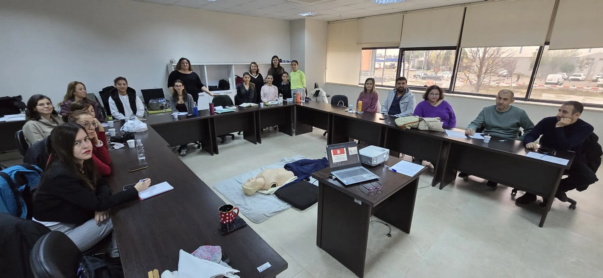 Ege Üniversitesi Hemşirelik Fakültesi tarafından düzenlenen Temel İlk Yardım Eğitimi başarıyla tamamlandı. Eğitimde, hayat kurtaran ilk yardım teknikleri, katılımcılara uygulamalı olarak öğretildi. 