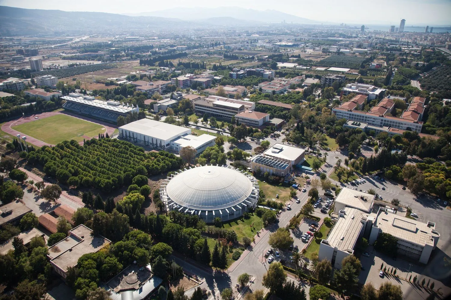 QS Sürdürülebilirlik Sıralaması'nda Ege Üniversitesi, Türkiye'den ilk 10 üniversite arasında yer aldı. Üniversite, sağlık, çevre ve sosyal etki konularındaki çalışmalarıyla dikkat çekti.