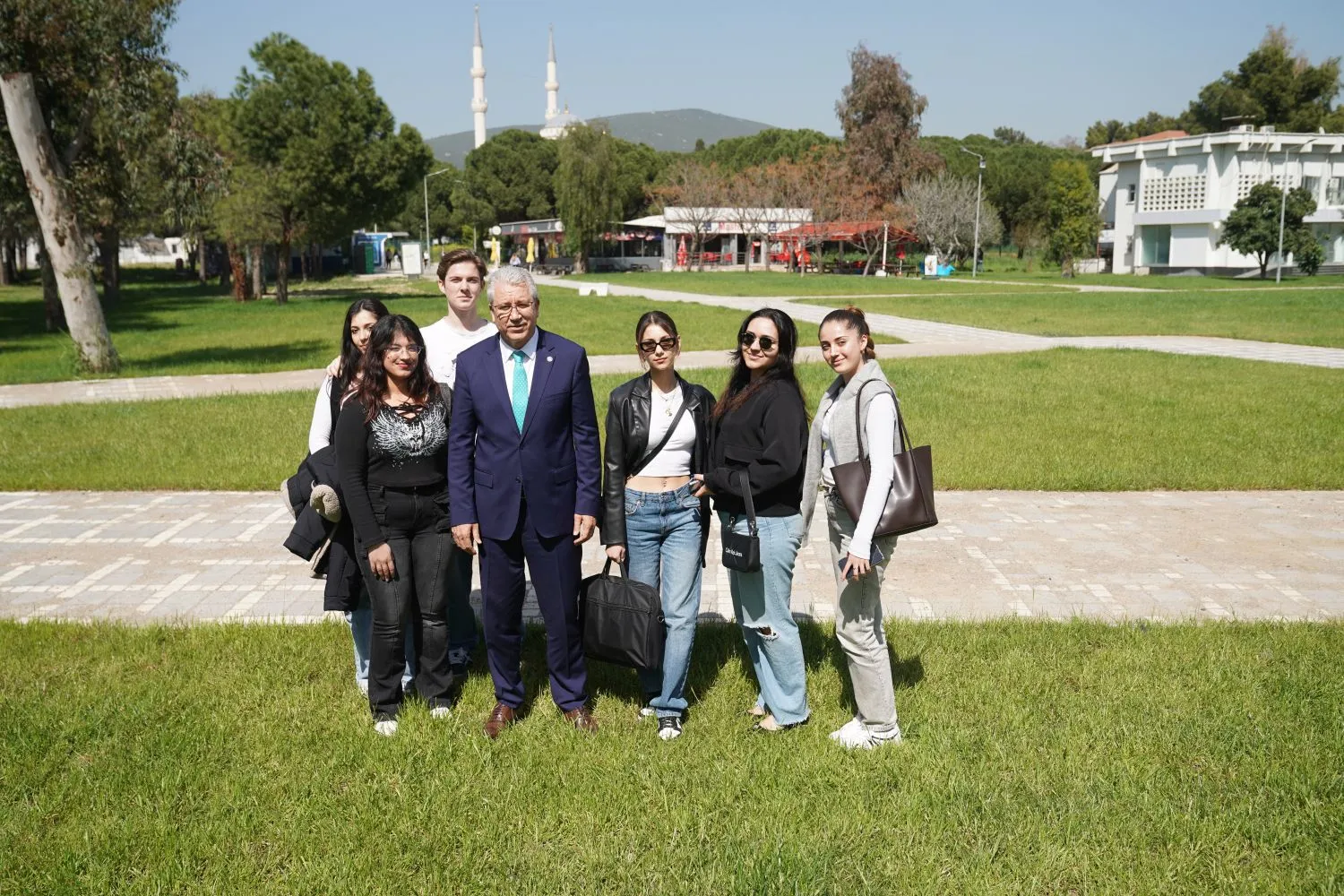 QS Sürdürülebilirlik Sıralaması'nda Ege Üniversitesi, Türkiye'den ilk 10 üniversite arasında yer aldı. Üniversite, sağlık, çevre ve sosyal etki konularındaki çalışmalarıyla dikkat çekti.