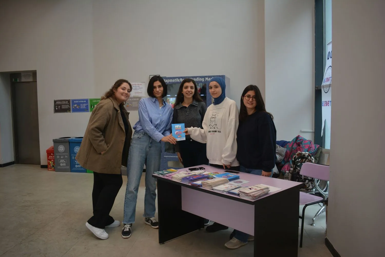 Ege Üniversitesi Ebelik Topluluğu ve Türkiye Aile Planlaması Vakfı, gençler arasında cinsel yolla bulaşan hastalıklar konusunda farkındalık yaratmak için önemli bir adım attı.